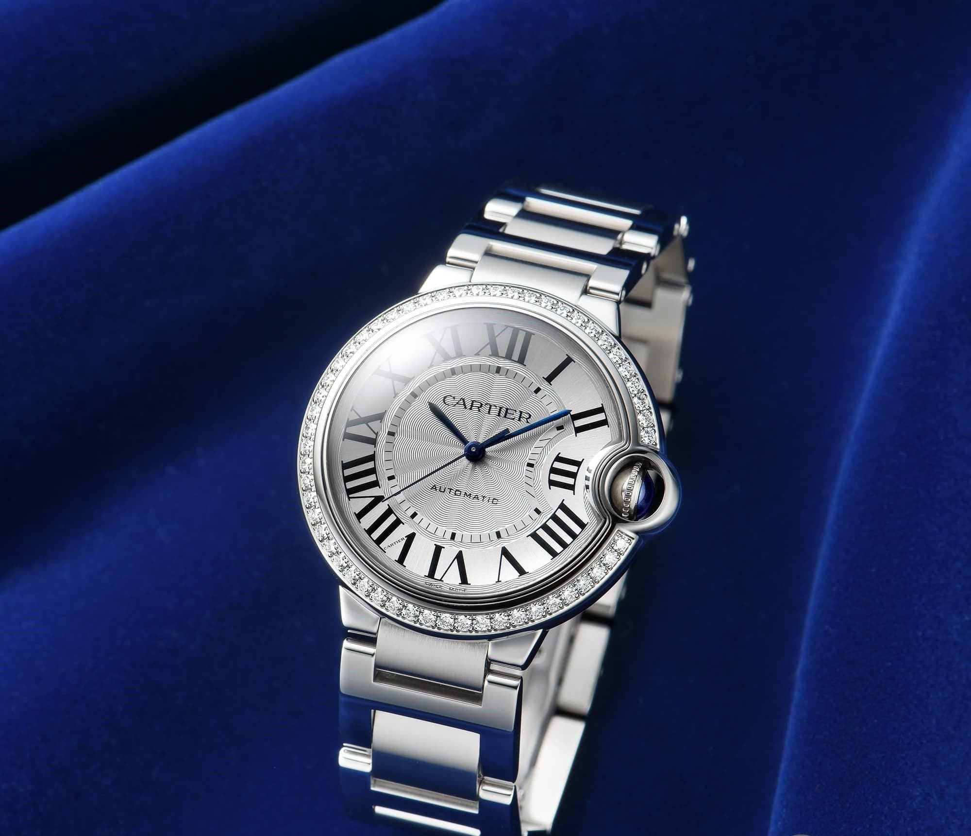 Experience the epitome of sophistication with the Cartier Ballon Bleu 36mm W4BB0024, a timepiece that marries elegance with precision engineering. This second-hand women's watch, bearing the model number W4BB0024 and Product ID 5054204, comes with a