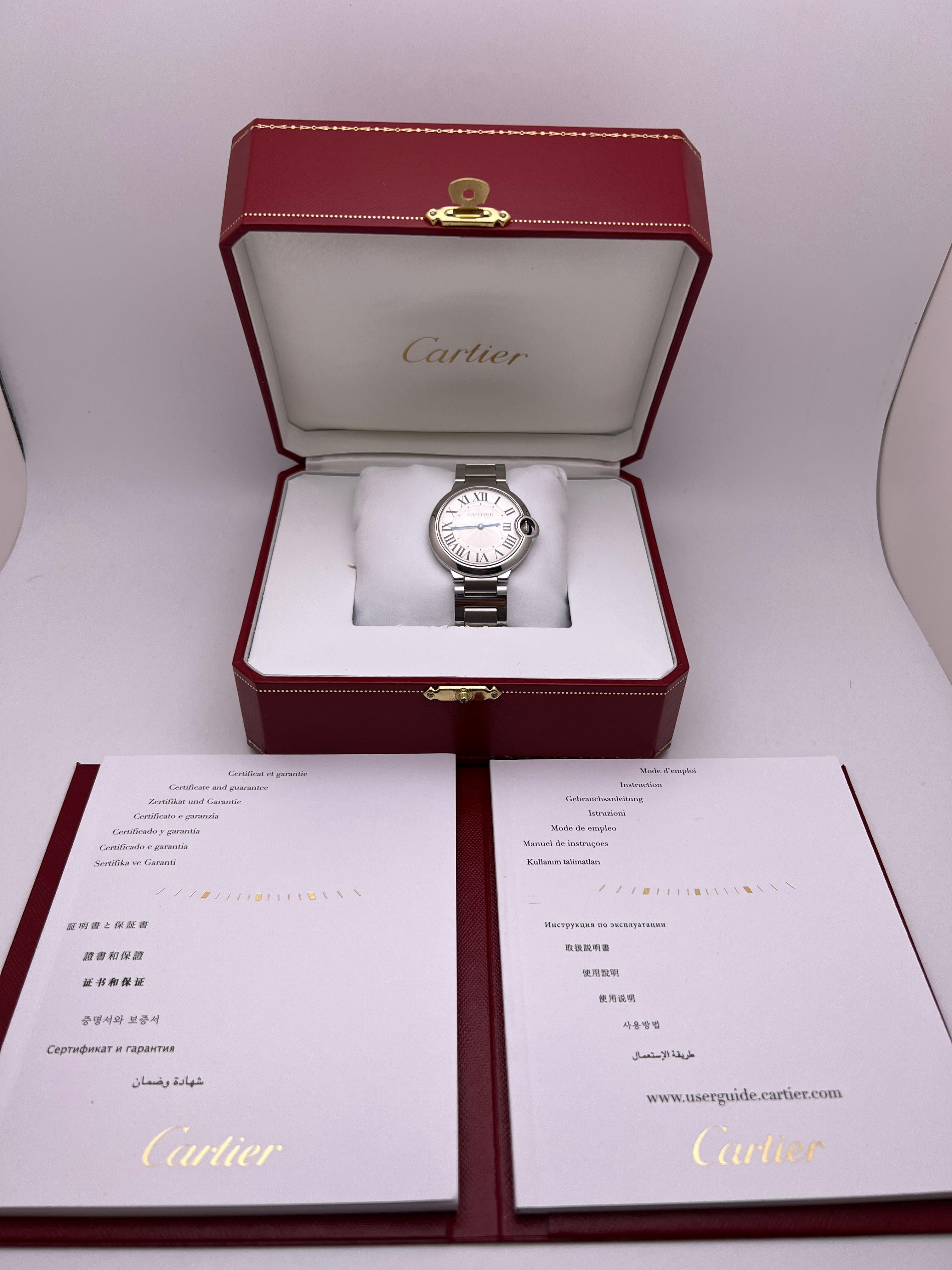Il Cartier Ballon Bleu 36 mm (rif. W69011Z4) offre l'intramontabile design Cartier in un versatile formato medio. La cassa arrotondata in acciaio inossidabile misura 36 mm e presenta la corona cabochon incastonata, simbolo della collezione,