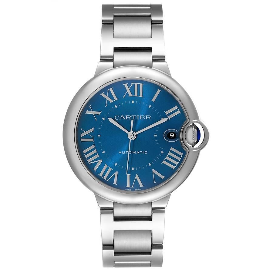 Cartier Ballon Bleu 40 Automatic Blue Dial Mens Watch WSBB0061 Box Card. Automatisches Uhrwerk mit Selbstaufzug. Rundes Edelstahlgehäuse mit einem Durchmesser von 40,0 mm und einer Dicke von 12,4 mm. Geriffelte Krone aus 18 Karat, besetzt mit einem