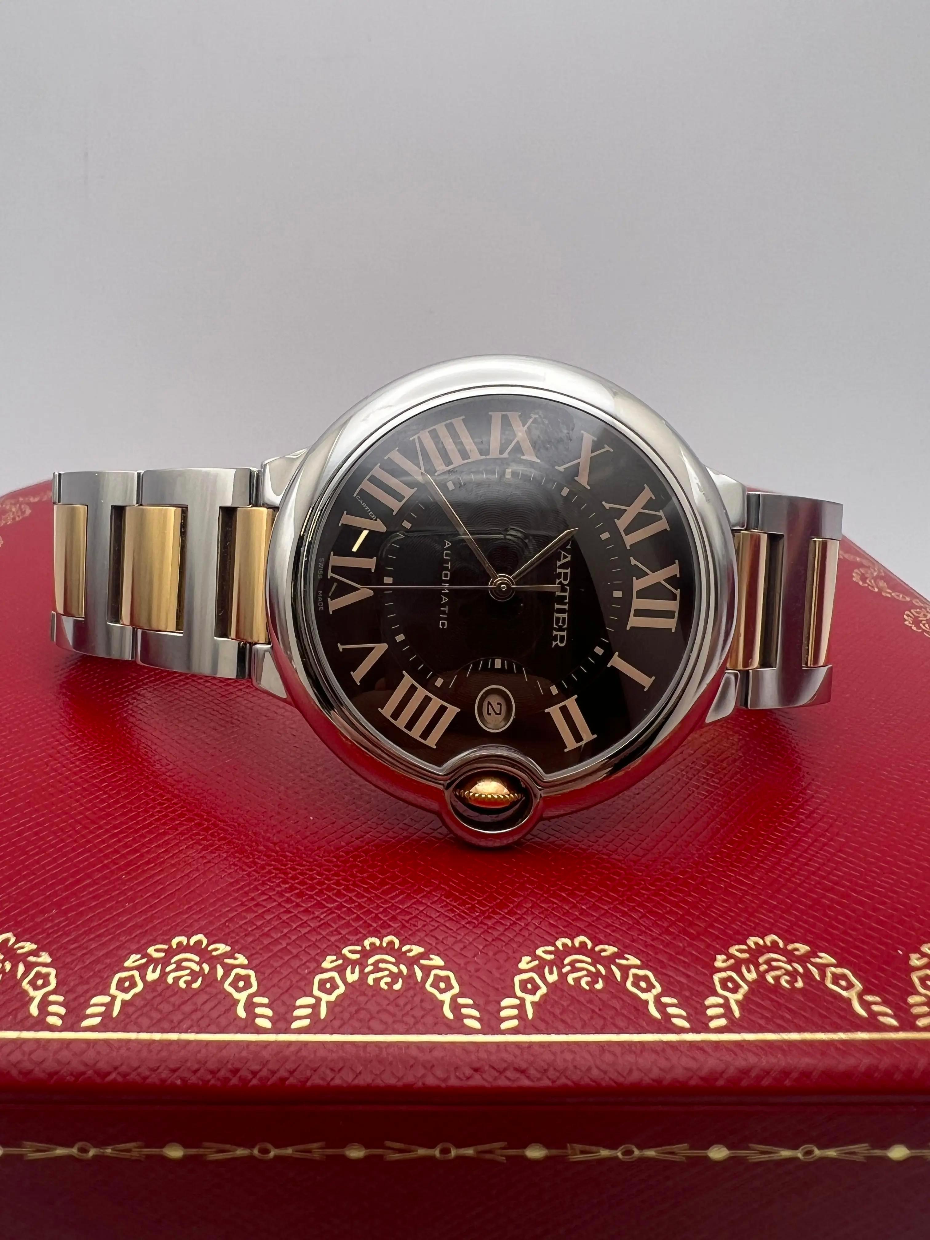 El Cartier Ballon Bleu 42 mm (referencia W6920032) es un reloj distinguido que combina a la perfección el diseño clásico con la elegancia contemporánea. Elaborado con una armoniosa combinación de oro rosa de 18 quilates y acero inoxidable, el reloj