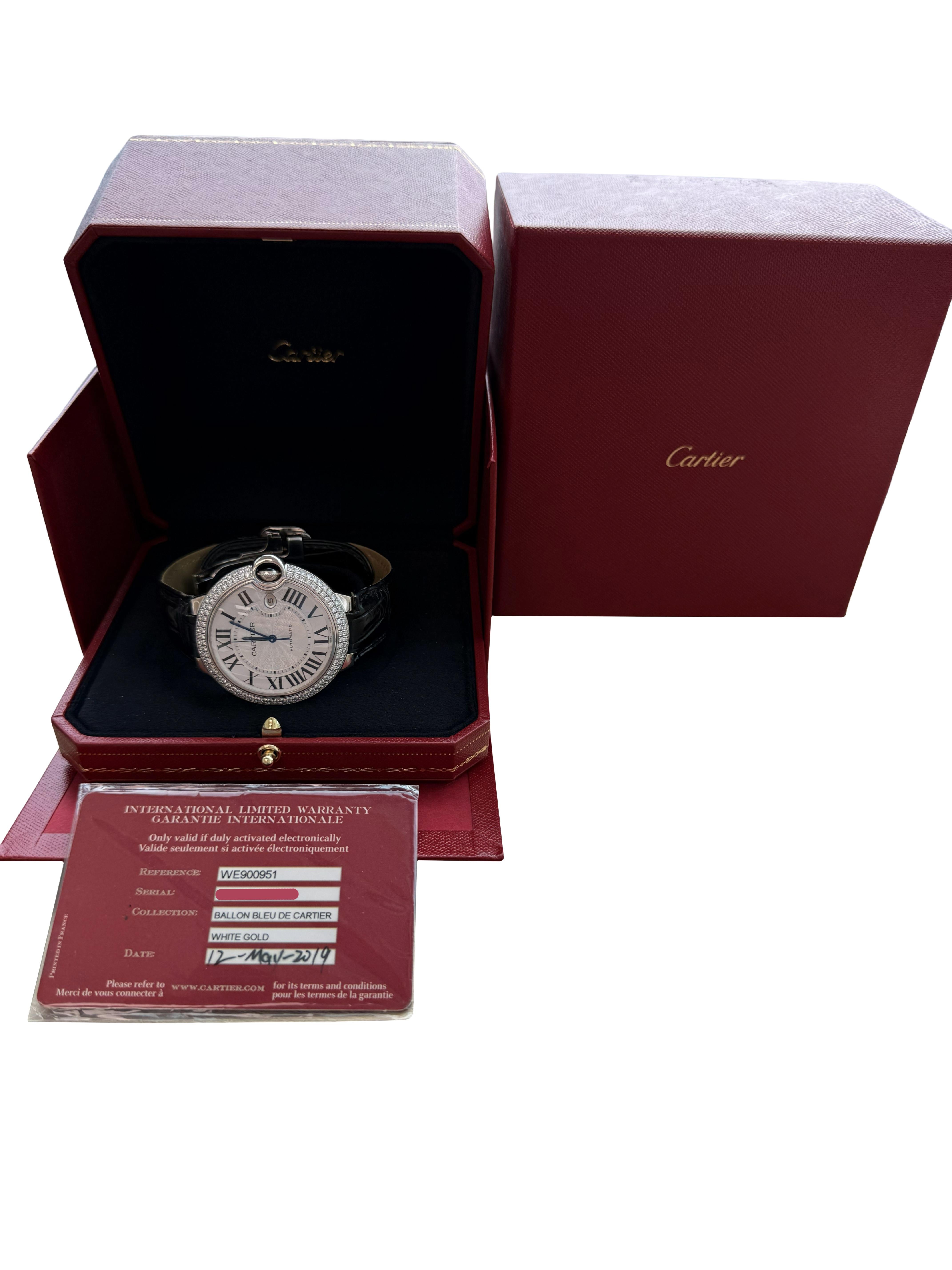 Entdecken Sie die luxuriöse Cartier Ballon Bleu 42mm WE900951 Unisex-Uhr aus 18K Weißgold mit Diamanten. Perfekt für jede Handgelenksgröße und wasserdicht bis zu 30 Metern. Dieser atemberaubende Zeitmesser ist aus 18 Karat Weißgold gefertigt und