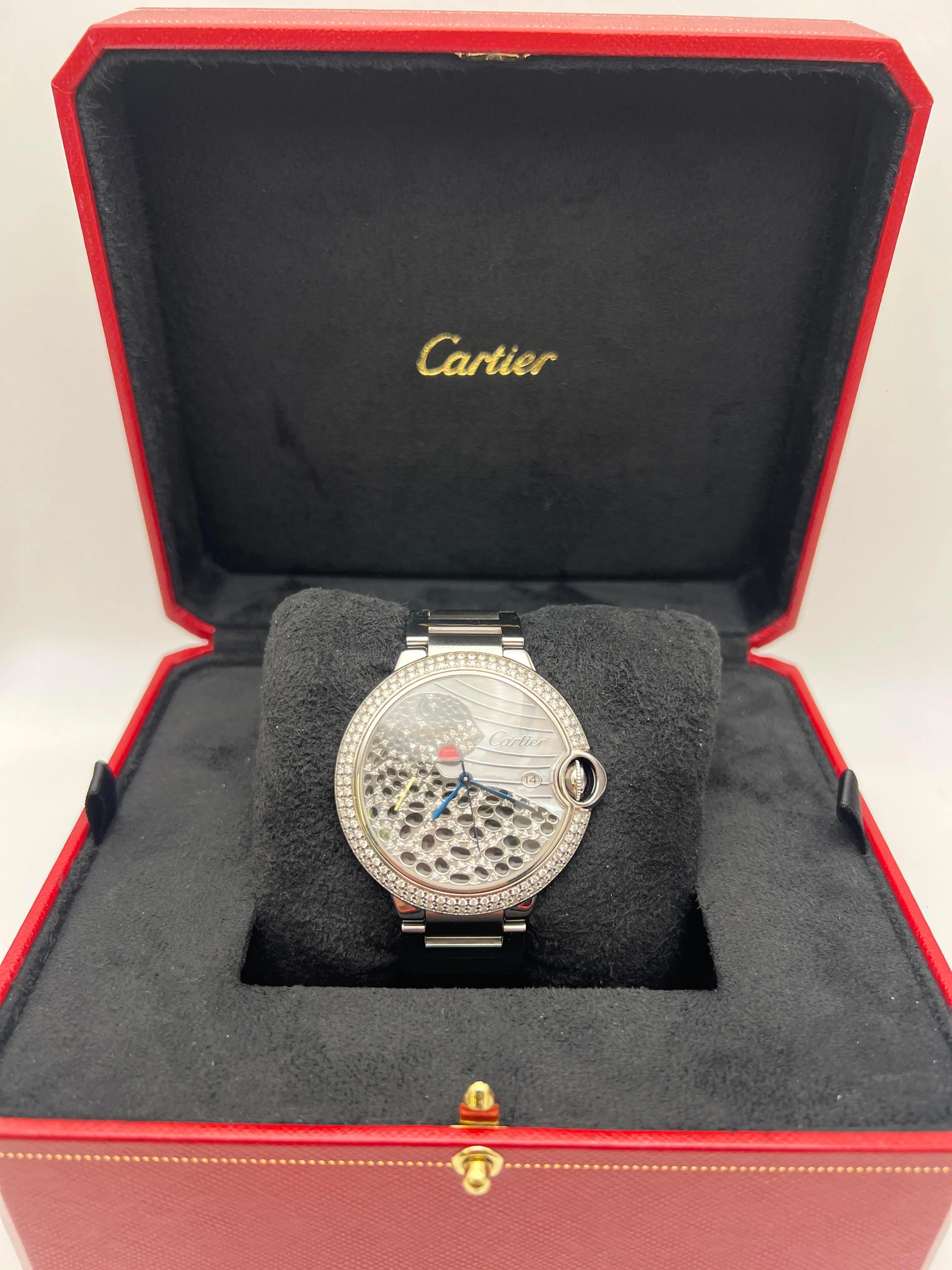 Il Cartier Ballon Bleu 42 mm (rif. W69012Z4) è stato trasformato in un pezzo unico con una lunetta di diamanti personalizzata e un quadrante di diamanti con motivo a pantera. La cassa in acciaio inossidabile lucido misura 42 mm e presenta il profilo