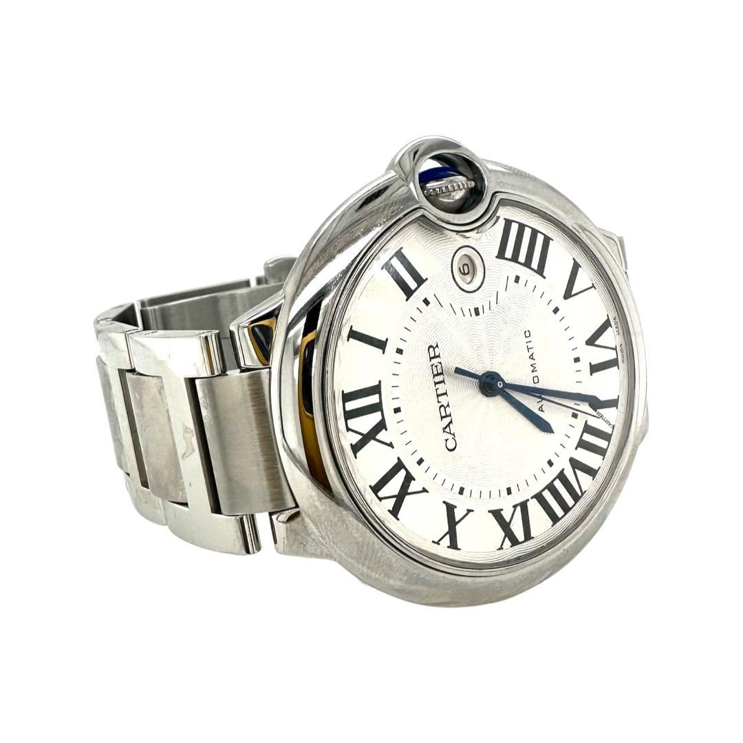Marke: Cartier
Modellname: Ballon Bleu
Modellnummer: 3001
Uhrwerk: Automatik
Gehäusegröße: 42 mm
Zifferblattfarbe: Silber
Metall: Rostfreier Stahl
Stundenmarkierungen: Römische Ziffern
Merkmale: Datumsanzeige, zentrale Sekunde, Mineralglas
Enthält: