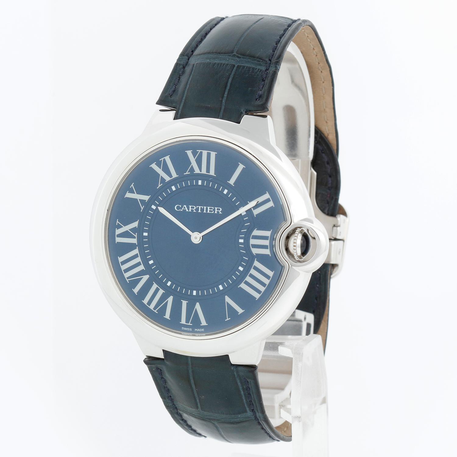 Montre homme Cartier Ballon Bleu 46 mm en platine W6920059 - Remontage manuel. Couronne cannelée en platine sertie d'un saphir bleu ( 46 mm ). Cadran bleu avec chiffres romains. Bracelet en cuir bleu de Cartier avec boucle déployante. D'occasion