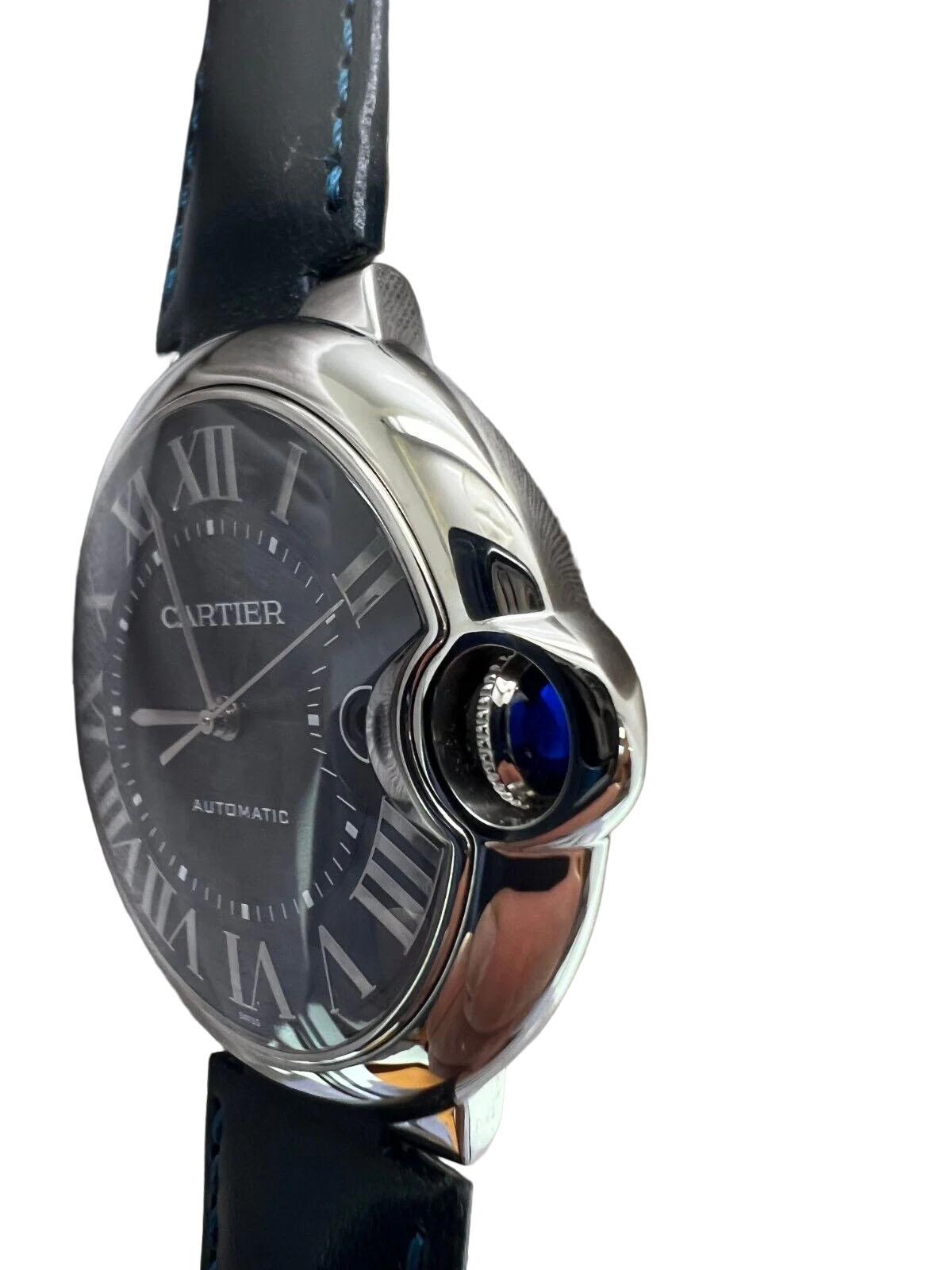 Experimenta la elegancia atemporal con el Reloj Cartier Ballon Bleu Azul para hombre, referencia WSBB0027. Este sofisticado reloj presenta una caja de acero inoxidable pulido de 42 mm y una característica corona estriada adornada con un cabujón de