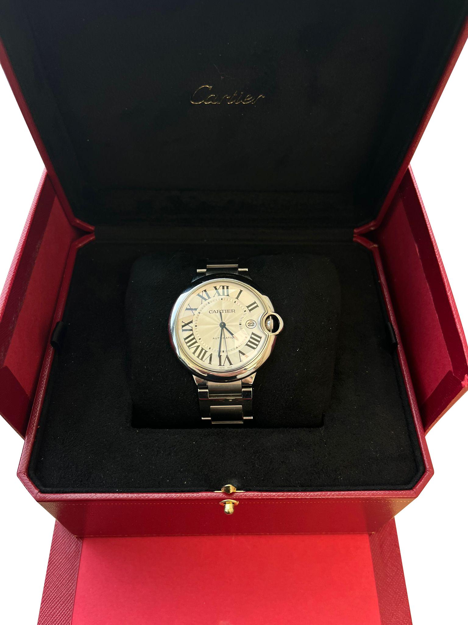 Flotante como un globo y tan azul como el cabujón que lleva en su interior, el reloj Ballon Bleu de Cartier añade un toque de elegancia a las muñecas masculinas y femeninas por igual. Los números romanos son guiados en su camino por un mecanismo de