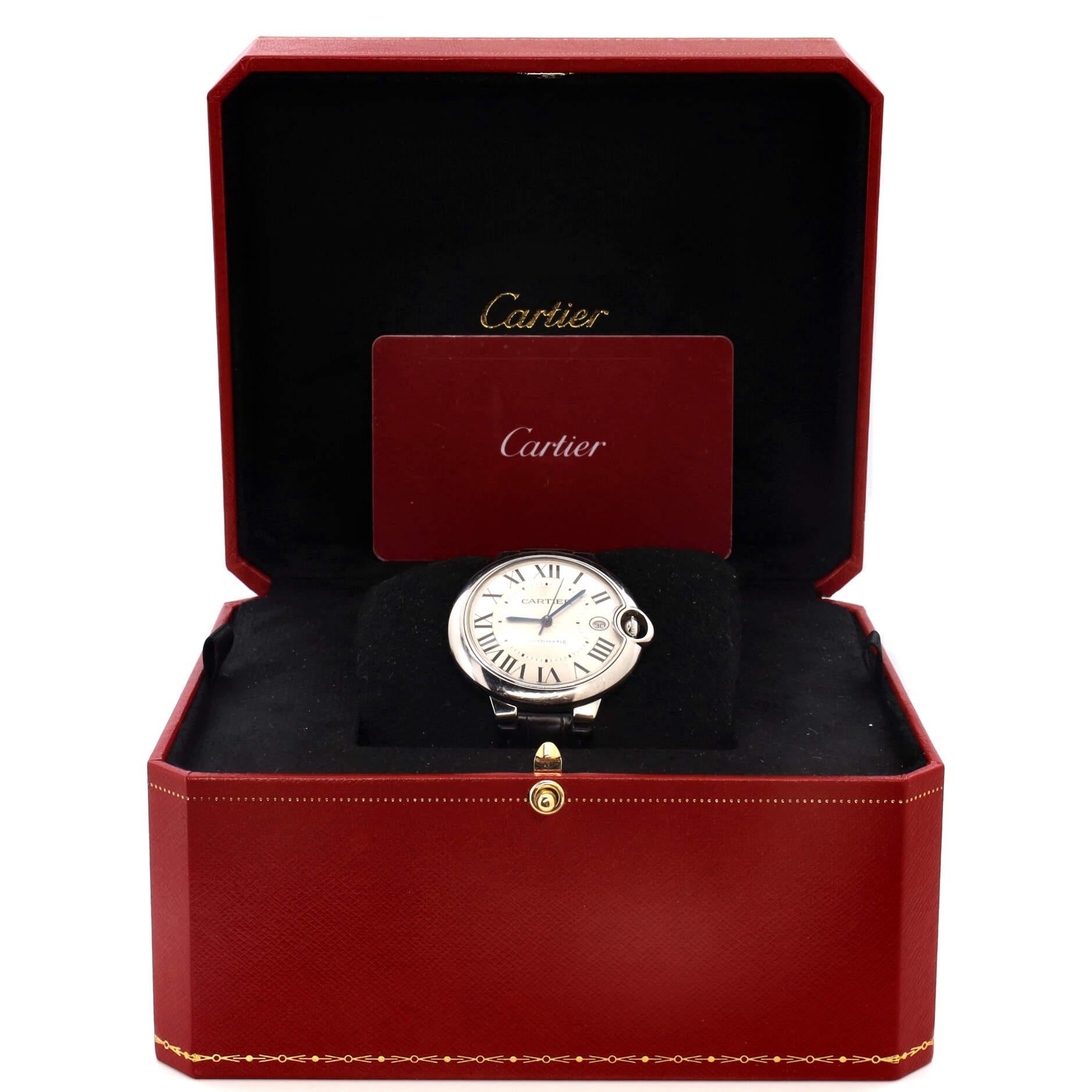 Zustand: Ausgezeichnet. Leichte Abnutzung.
Zubehör: Garantiekarte - datiert, Box
Abmessungen: Größe/Breite des Gehäuses: 40 mm, Höhe der Uhr: 13 mm, Breite des Bandes: 18 mm, Umfang des Handgelenks: 5.75