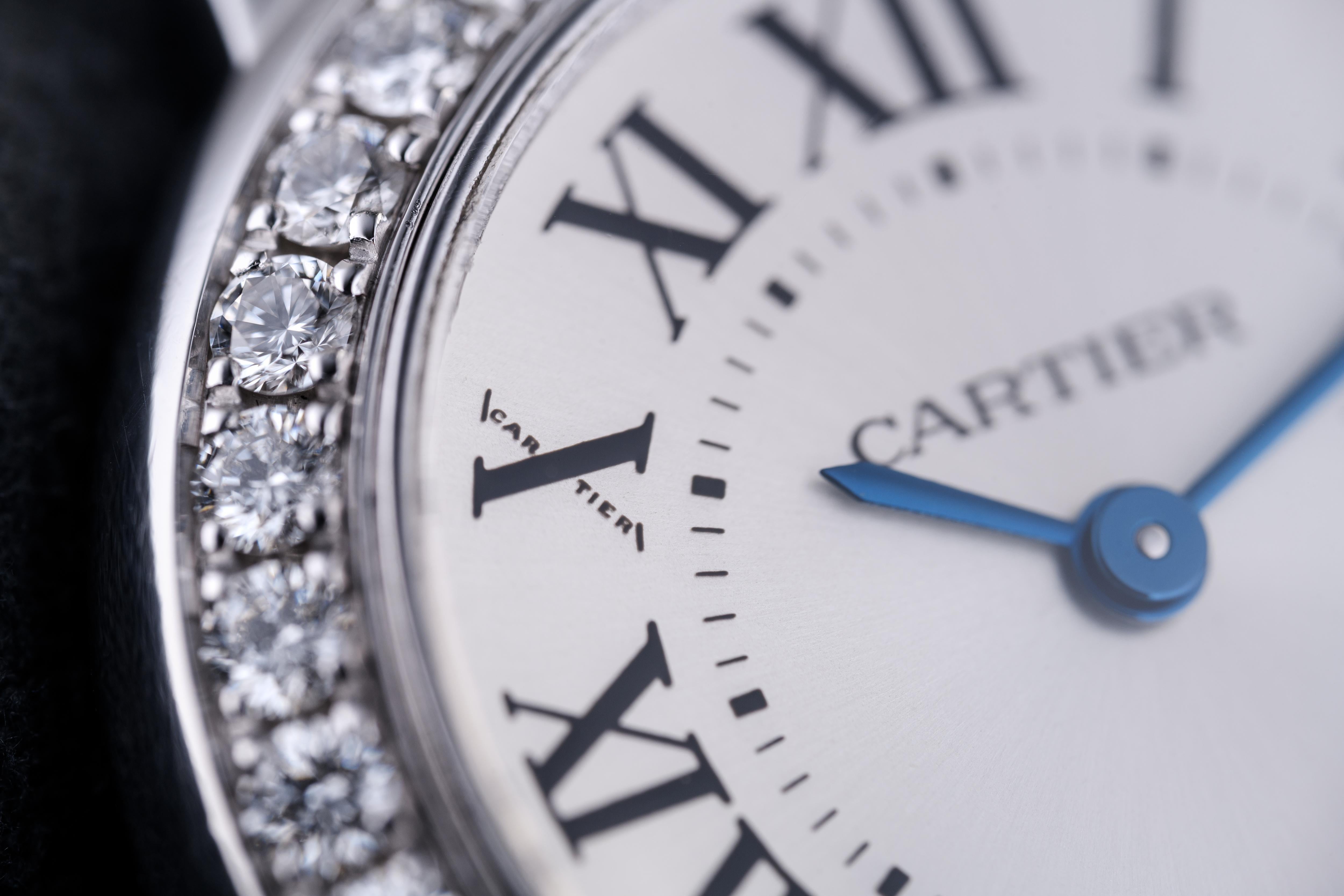 La Ballon Bleu possède tout l'ADN classique de la célèbre gamme Tank de Cartier, mais dans un boîtier rond. Cet exemplaire parfait est en or blanc 18 carats et monté sur un bracelet en or blanc assorti avec fermoir papillon dissimulé. Doté du cadran