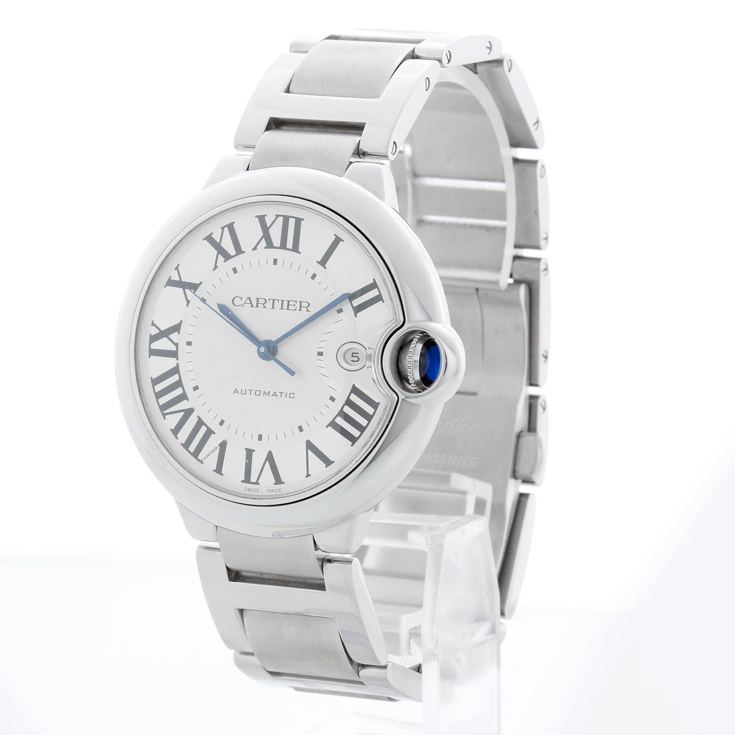 Montre automatique en acier inoxydable 42 mm pour hommes Cartier Ballon Bleu W69012Z4 - Remontage automatique. Boîtier en acier inoxydable (42 mm de diamètre). Cadran argenté guilloché avec chiffres romains noirs ; date à 3 heures. Bracelet Cartier