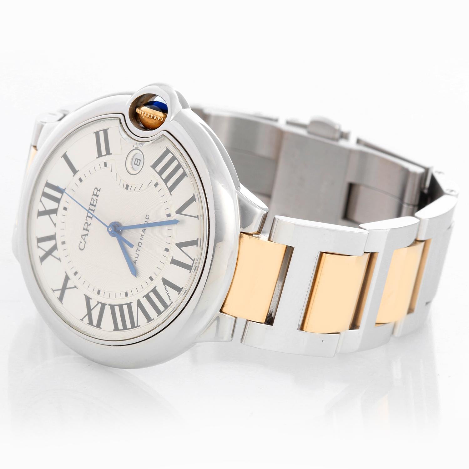 Montre automatique bicolore 42 mm pour hommes Cartier Ballon Bleu W2BB0031 3001 - Remontage automatique. Boîtier en acier inoxydable et or jaune (42 mm de diamètre). Cadran argenté guilloché avec chiffres romains noirs ; date à 3 heures. Bracelet