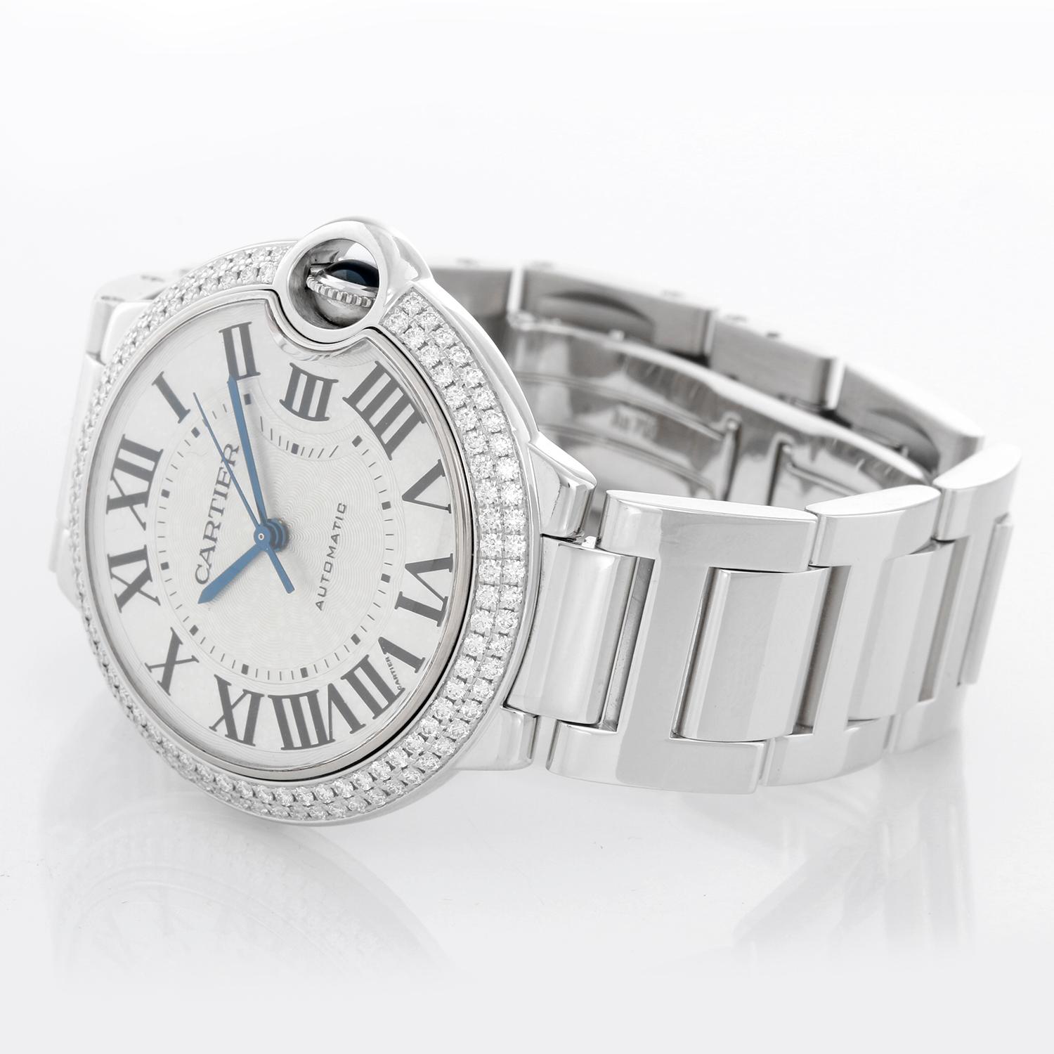 Cartier Ballon Bleu Midsize 18k White Gold & Diamond Watch WE9006Z3 3004 - Remontage automatique. boîtier en or blanc 18k avec lunette en diamant d'usine (36mm de diamètre). Cadran argenté guilloché avec chiffres romains noirs. bracelet Cartier en