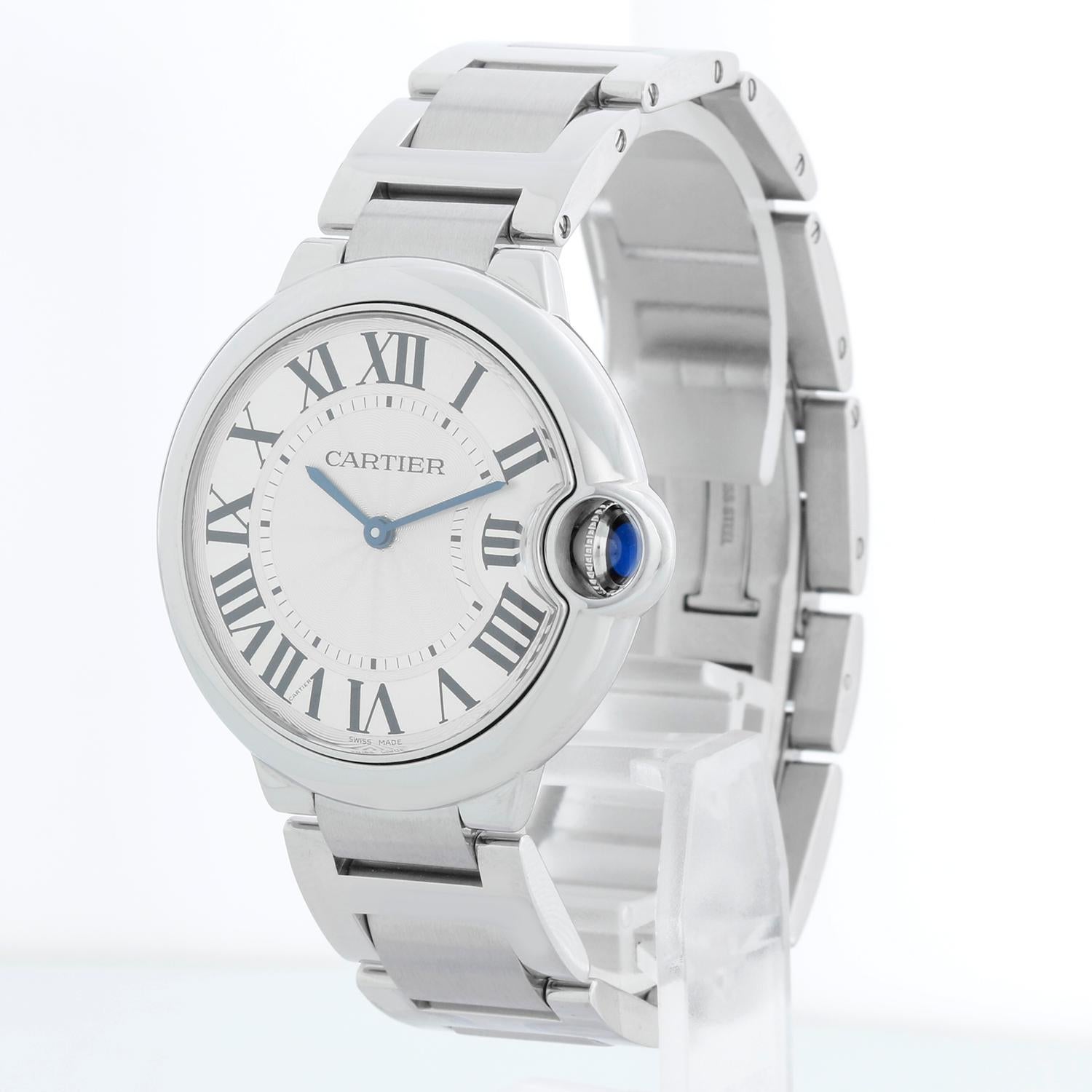 Orologio Cartier Ballon Bleu Midsize in acciaio inossidabile W69011Z4 3005 - Quarzo. Steele ( 36 mm ). Quadrante argentato guilloché con numeri romani neri. Bracciale Cartier in acciaio inossidabile con chiusura deployante; si adatta a un polso di