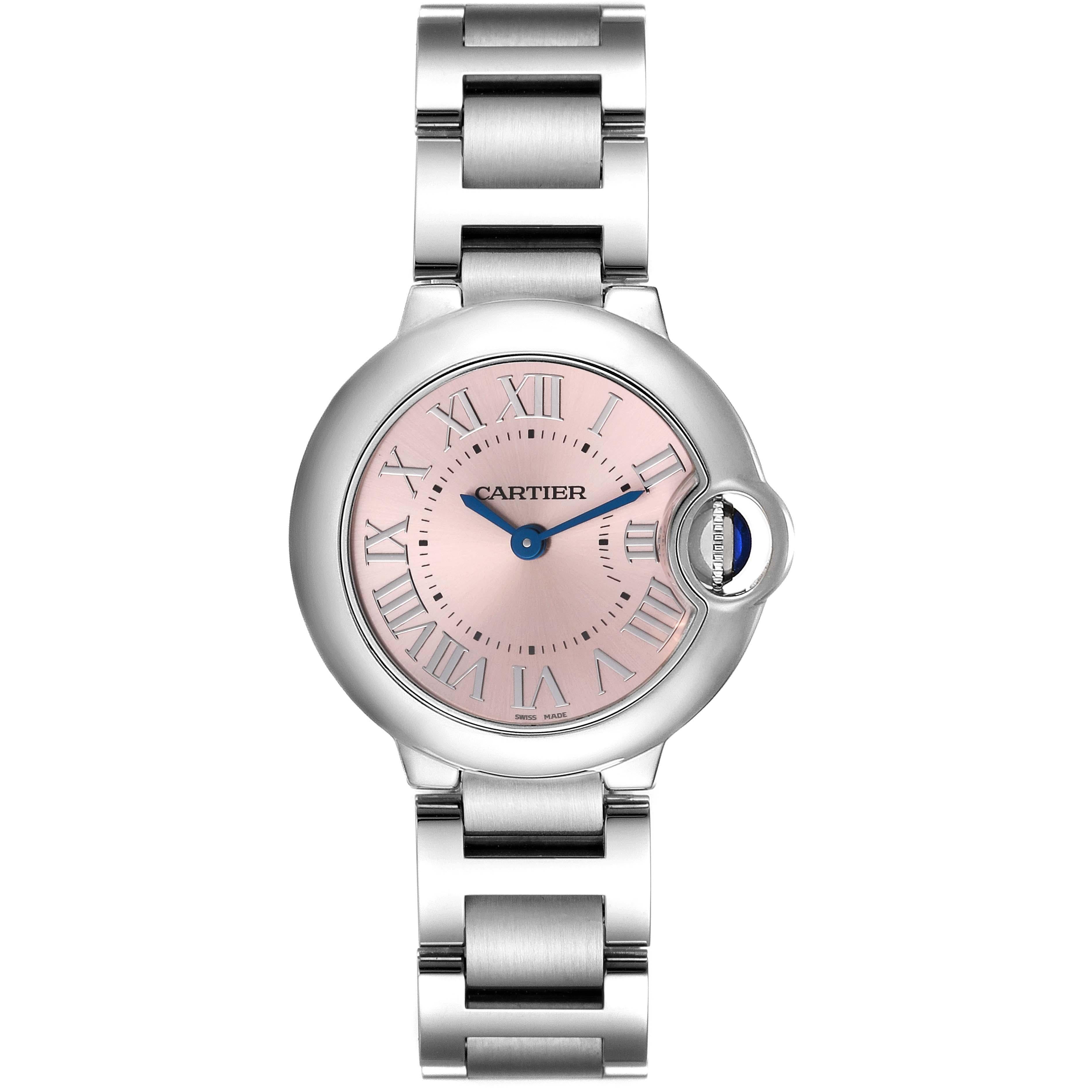 Cartier Ballon Bleu Rosa Zifferblatt 28mm Stahl Damenuhr W6920038 Box Papiere. Quarzwerk. Rundes Edelstahlgehäuse mit einem Durchmesser von 28 mm. Geriffelte Krone mit blauem Spinell-Cabochon. Glatte Lünette aus Edelstahl. Kratzfestes Saphirglas.