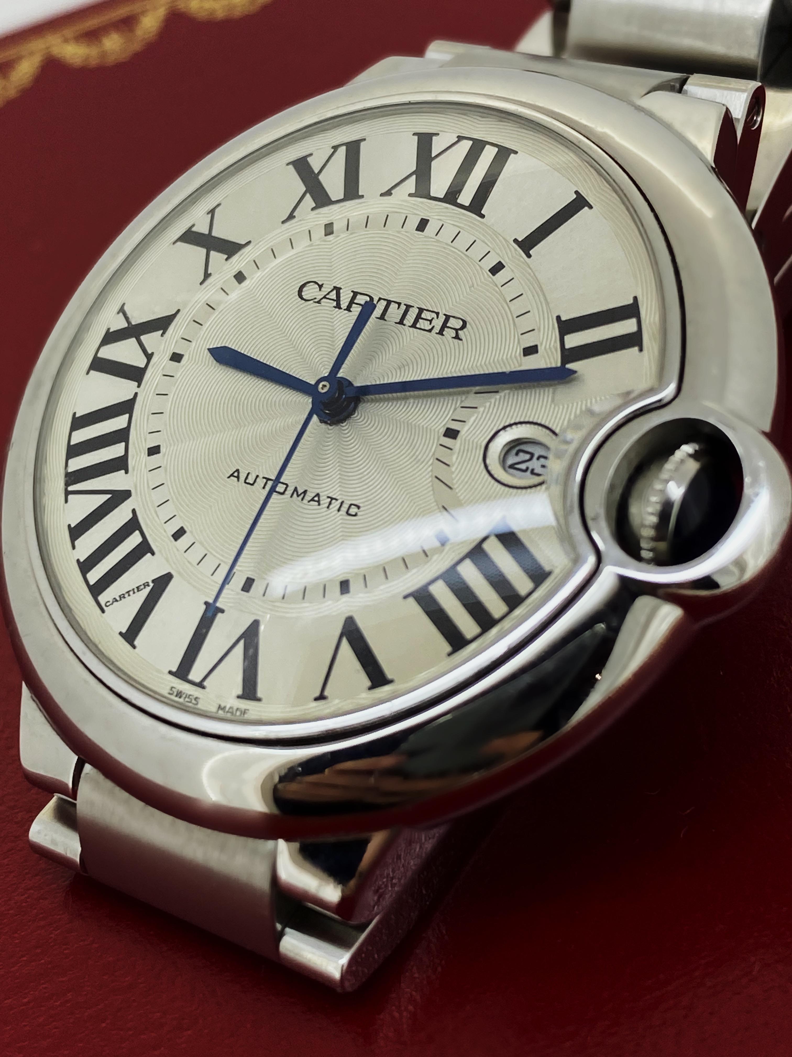 Este instantáneamente reconocible Cartier Ballon Bleu ref 3765 
El reloj para caballero es el epítome de la sofisticación atemporal

Circa 2020, el reloj está en excelente estado & 
en perfecto estado de funcionamiento 

Con 42 mm, la caja tiene