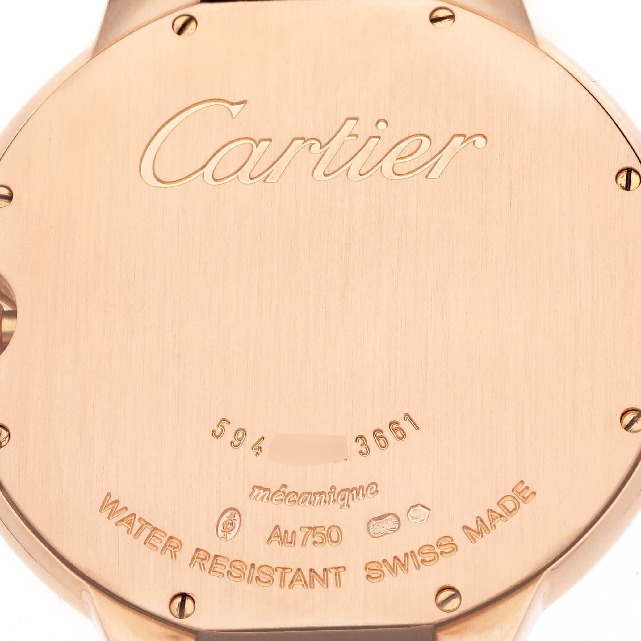 Cartier Ballon Bleu Rose Gold Mens Watch W6920083. Mouvement à remontage manuel. Boîtier en or rose 18 carats de 40,0 mm de diamètre. Couronne cannelée sertie d'un cabochon de saphir bleu. Lunette lisse en or rose 18K. Verre saphir résistant aux