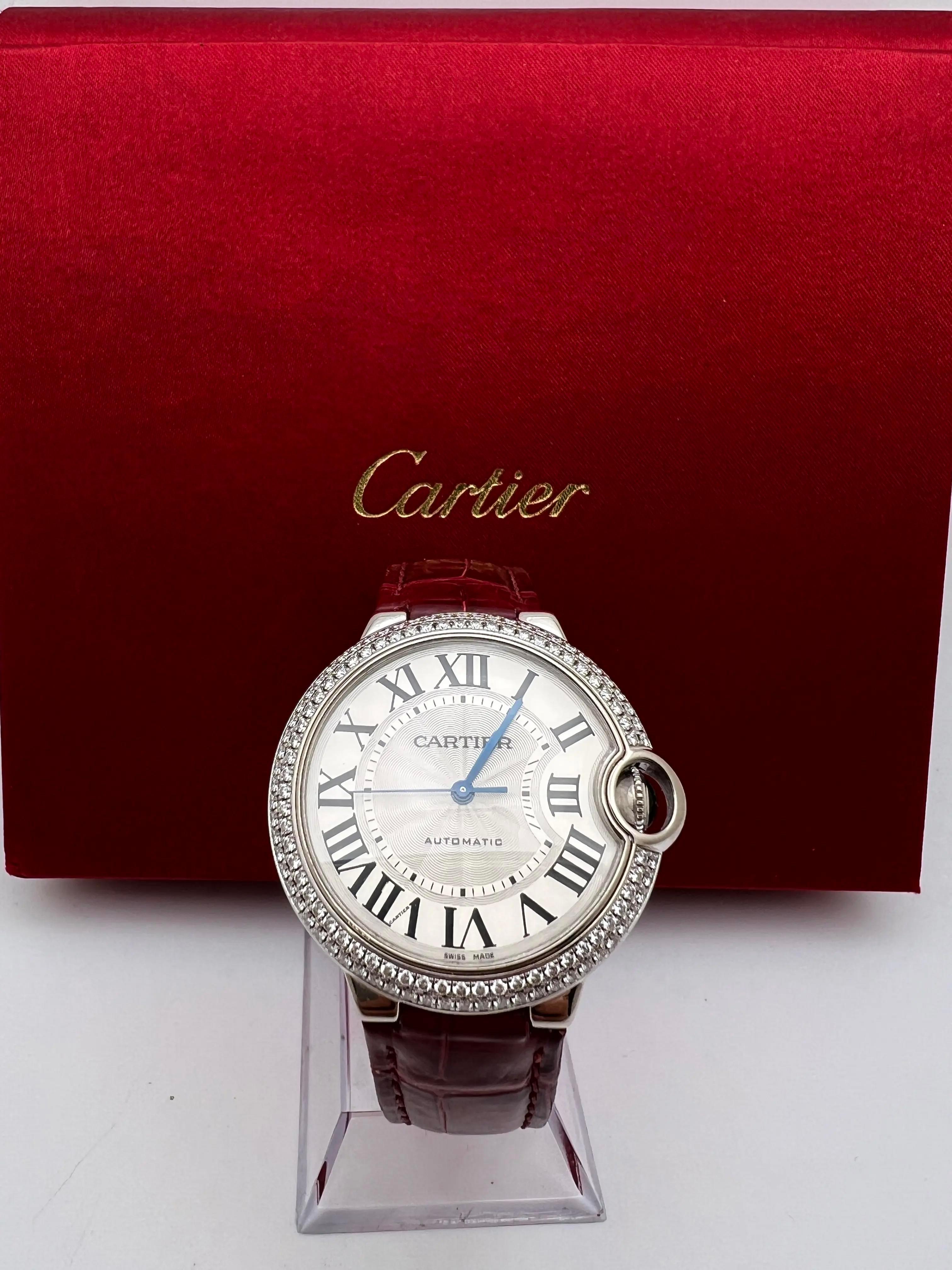 Il Cartier Ballon Bleu 36 mm (referenza WE900651) è un orologio raffinato che incarna l'eleganza e l'artigianalità tipiche di Cartier. Realizzata in oro bianco 18 carati, la cassa rotonda da 36 mm è impreziosita da una lunetta con diamanti