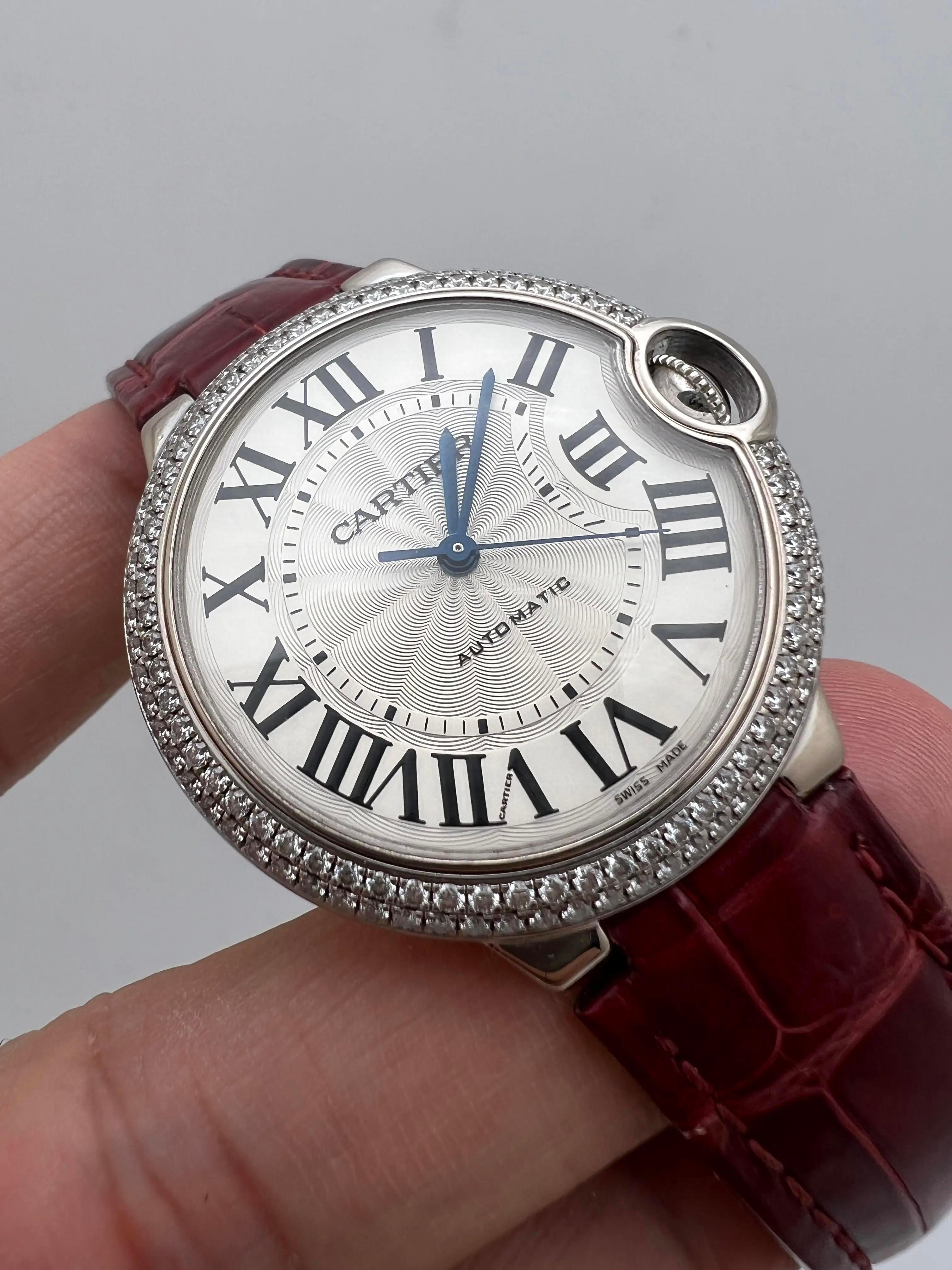 Taglio rotondo Cartier Ballon Bleu WE900651 36 mm oro bianco 18 carati lunetta con diamanti cinturino in pelle B.P. in vendita