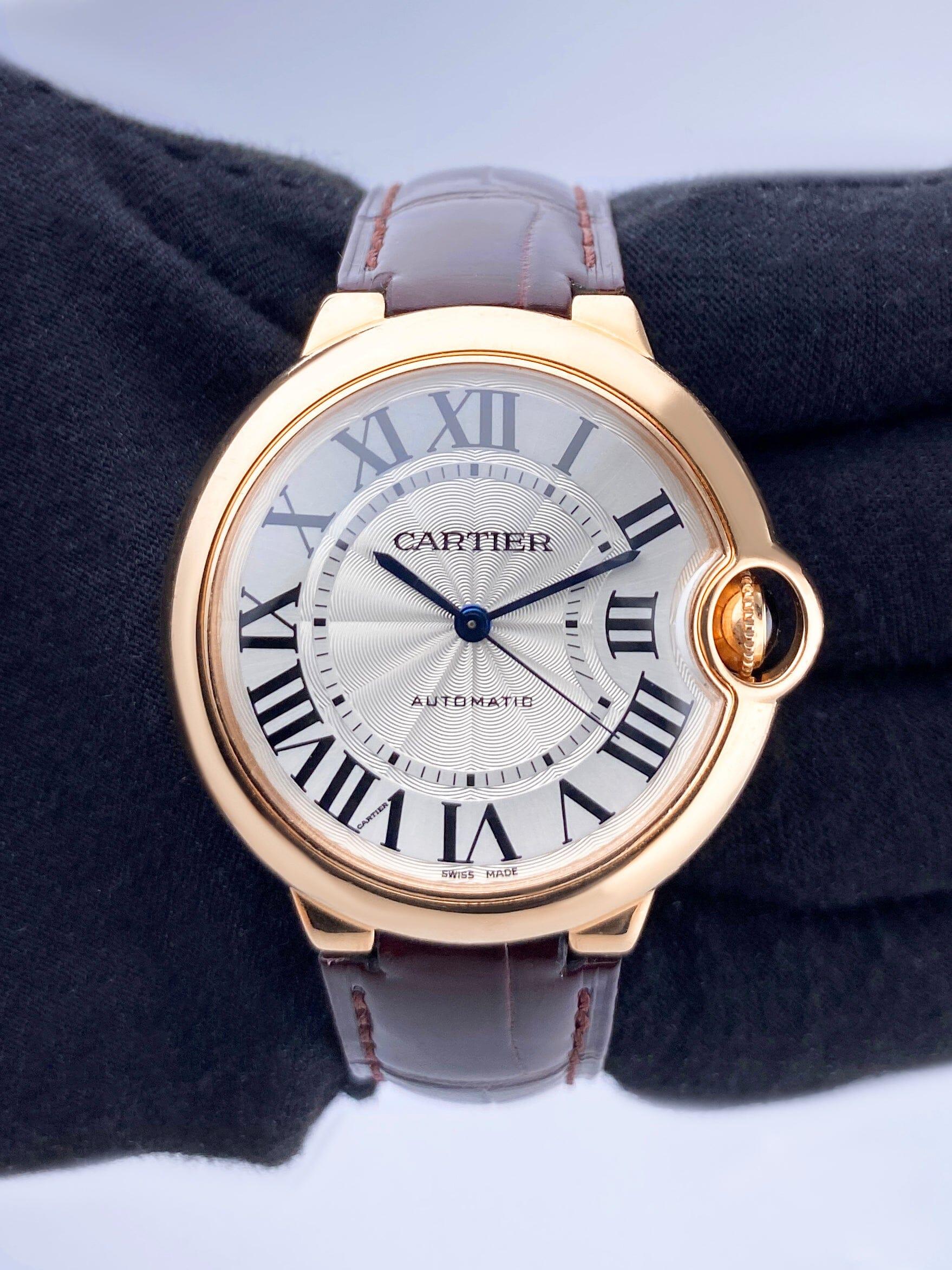 Orologio da uomo Cartier Ballon Bleu WGBB0009 / 3927. Cassa in oro rosa 18 carati da 36 mm. Lunetta in oro rosa 18 carati.Quadrante argentato con lancette in acciaio blu e indici a numeri romani. Indici dei minuti sul quadrante interno. Cinturino in