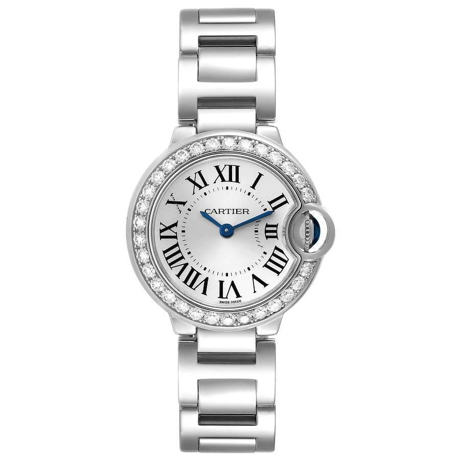 Cartier Ballon Bleu Weißgold Diamant Lünette Damenuhr WE9003Z3 Box Karte. Quarzwerk. Kaliber 057. Rundes Gehäuse aus 18 Karat Weißgold mit einem Durchmesser von 28,0 mm. Gehäusedicke: 9.35 mm. Geriffelte Krone, besetzt mit einem blauen