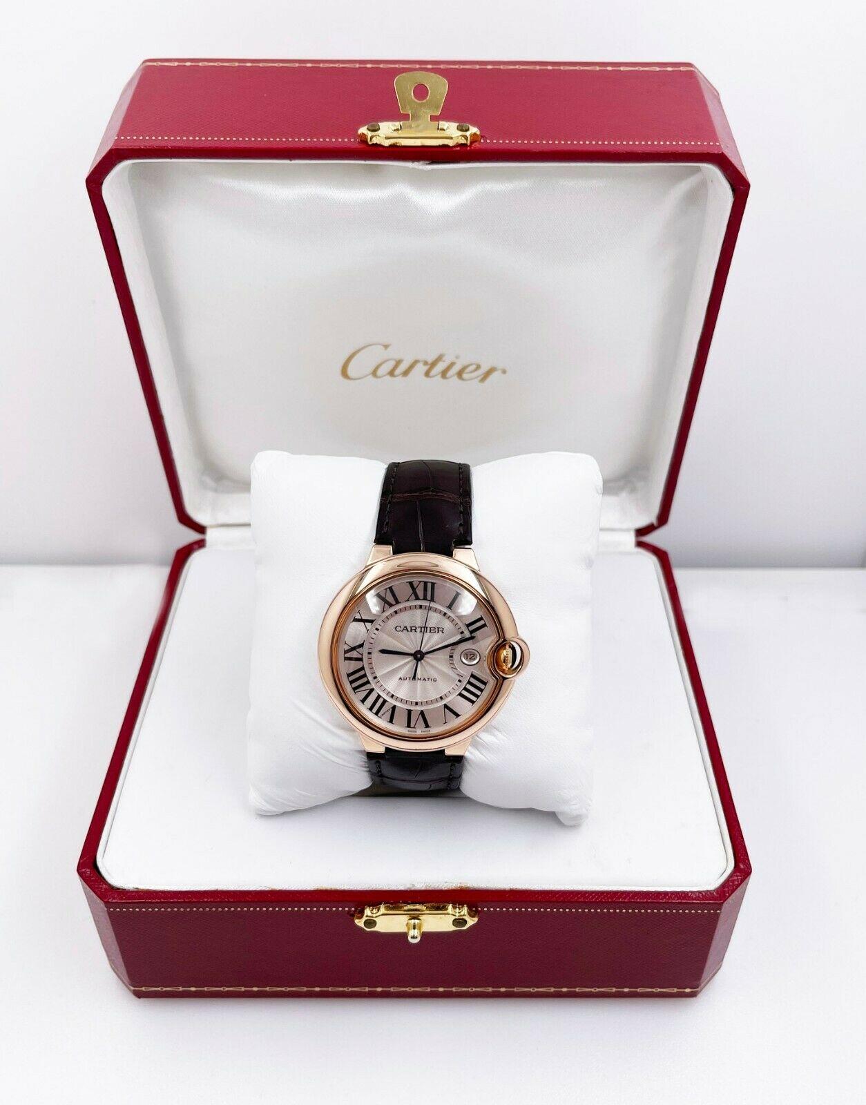 Stilnummer: 2999 WGBB0030
Modell: Cartier Ballon Bleu 
Jahr: 2021-Jetzt
MATERIAL des Gehäuses: 18K Rose Gold
Band: Braunes Lederband 
Lünette: 18K Rose Gold 
Zifferblatt: Silbernes Guilloche-Zifferblatt 
Gesicht: Saphirglas 
Gehäusegröße: