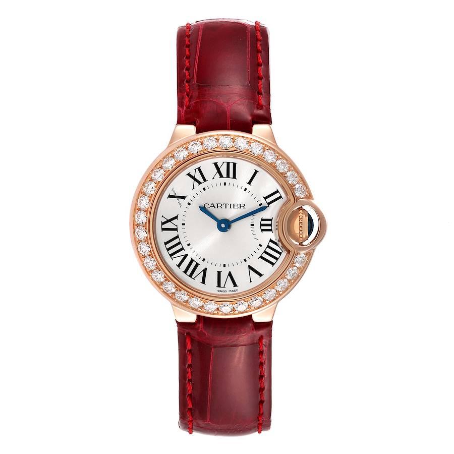 Cartier Ballon Blau Silber Zifferblatt 18K Rose Gold Diamond Watch WJBB0018 Box-Karte. Quarzwerk. Rundes Gehäuse aus 18 Karat Roségold mit einem Durchmesser von 28,0 mm. Geriffelte Krone mit einem blauen Spinell-Cabochon besetzt. Diamant-Lünette aus