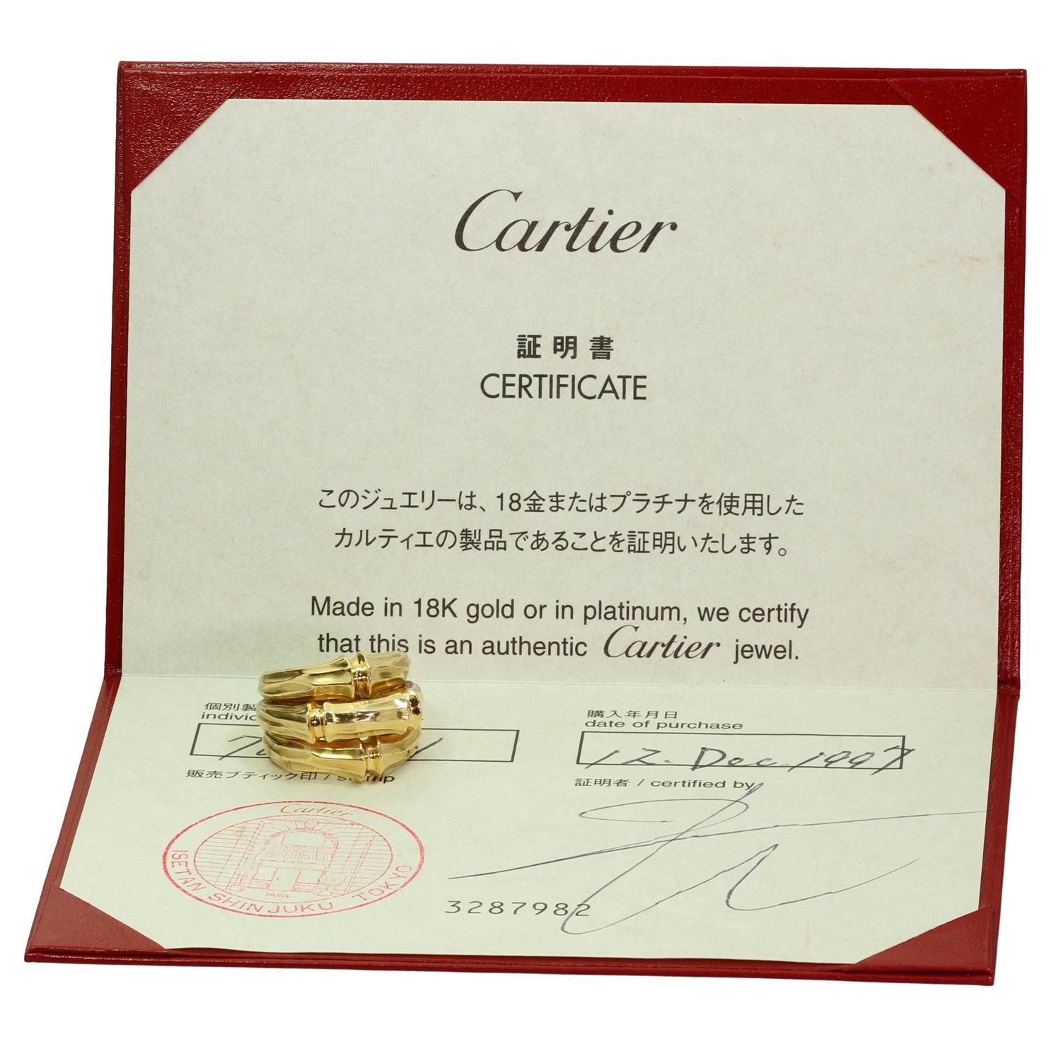 Dieser fabelhafte Ring von Cartier aus der kultigen Bamboo Kollektion ist aus 18 Karat Gelbgold gefertigt und zeigt ein dreireihiges Design, das von Bambushalmen inspiriert ist. Hergestellt in Frankreich um 1997. Abmessungen: 22 mm (0,86
