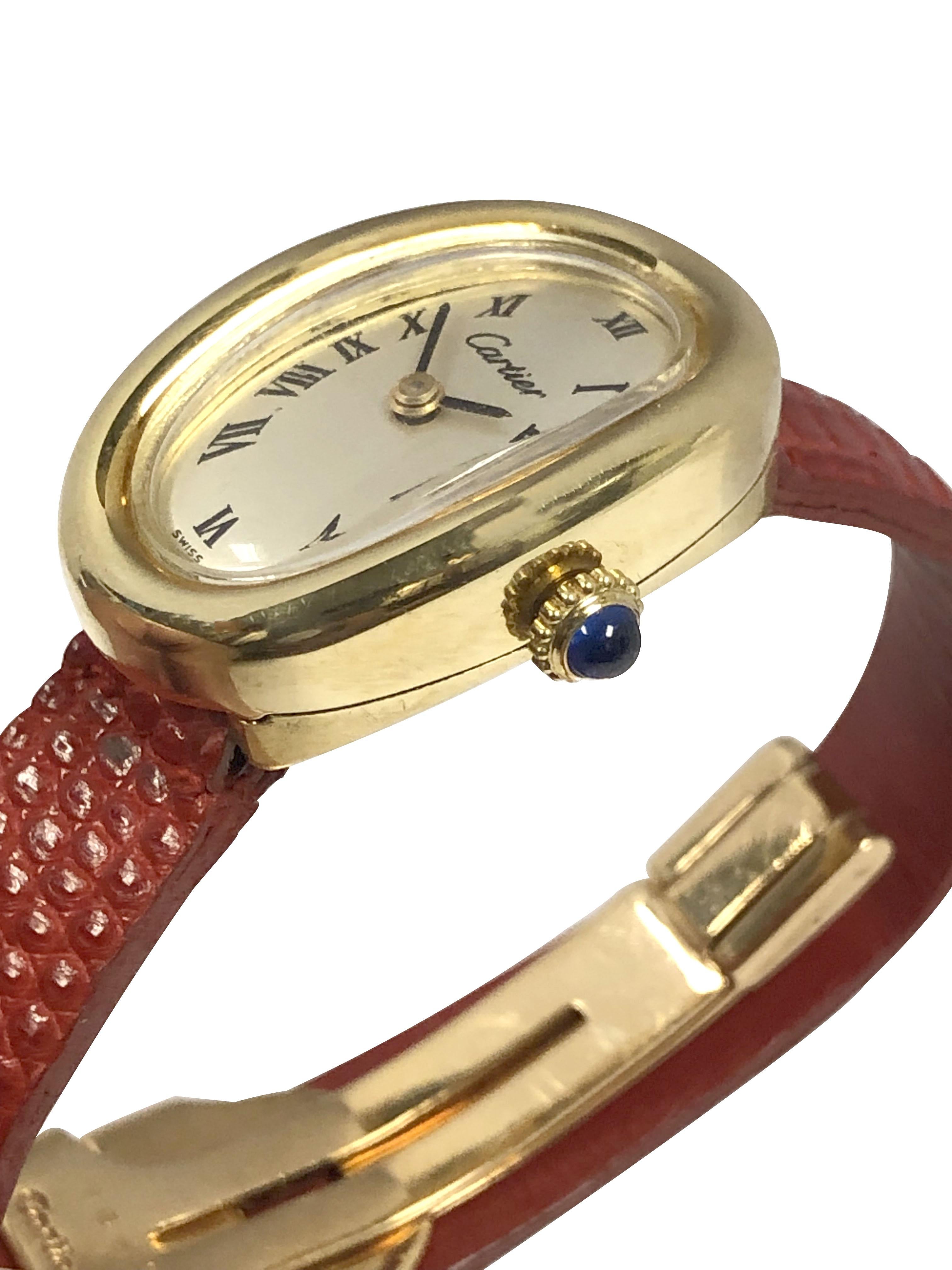 Orologio da polso da donna Cartier Baignoire, 27 x 19 M.M. Cassa in oro giallo 18k in 2 pezzi, corona in zaffiro, quadrante satinato argento con numeri romani neri, movimento meccanico a 17 Jewell, carica manuale. Cinturino originale in lucertola