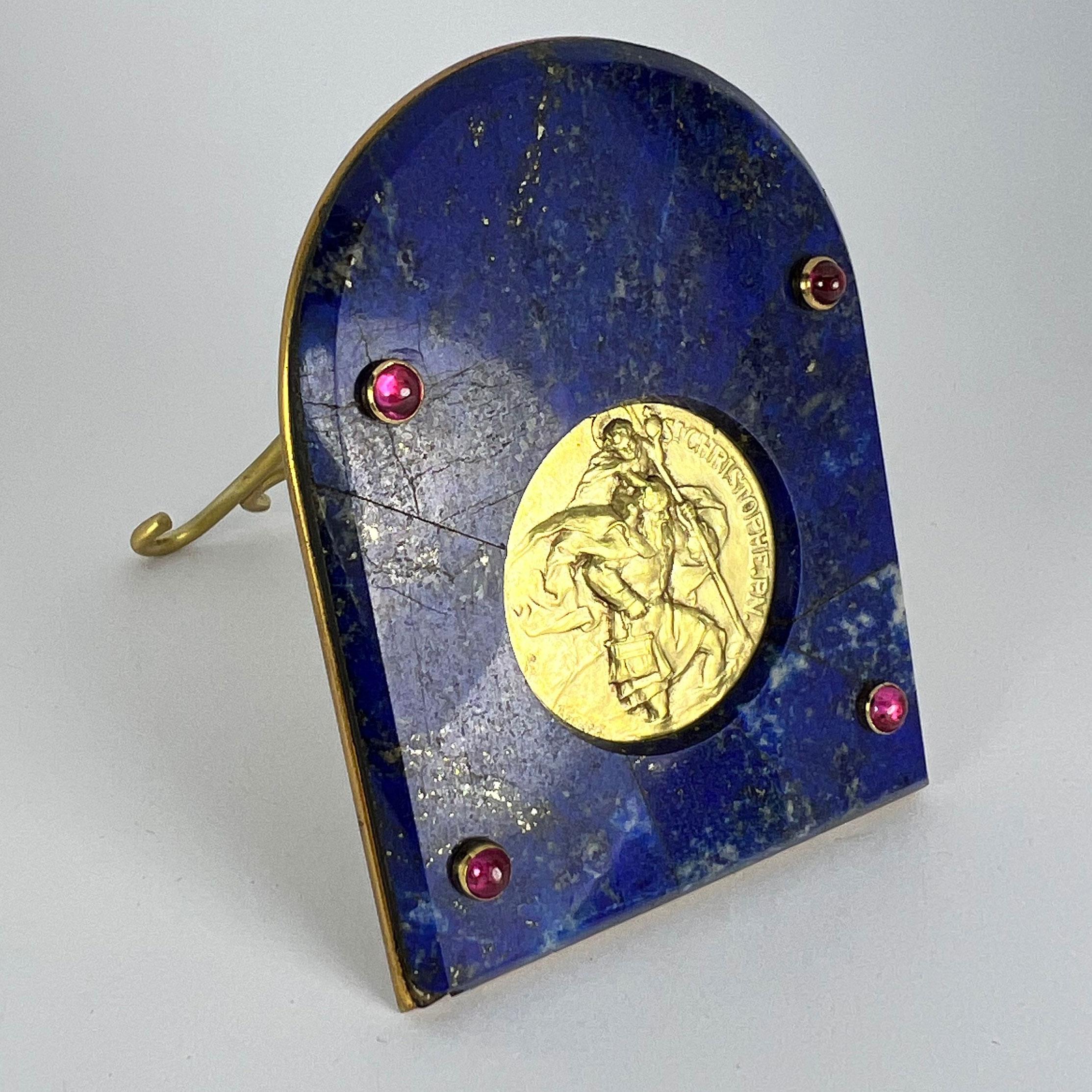 Christophe de Cartier Médaille en or jaune 18 carats Lapis Lazuli Rubis en vente 9