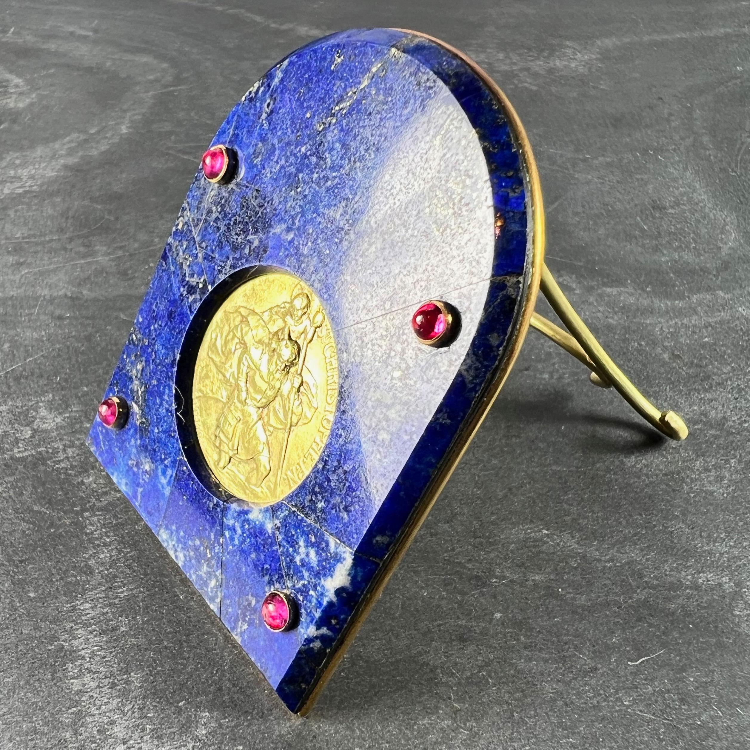 Art déco Christophe de Cartier Médaille en or jaune 18 carats Lapis Lazuli Rubis en vente