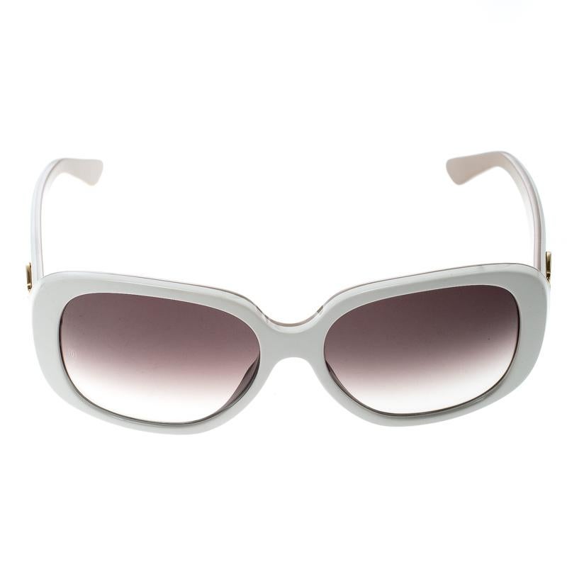 Fitted into the oversize frame of this Cartier creation are gradient lenses that will offer ample protection on days when it is sunny. It has engraved metal accents on the sides and it is sure to give to feel of luxury.

Includes: Original Box,