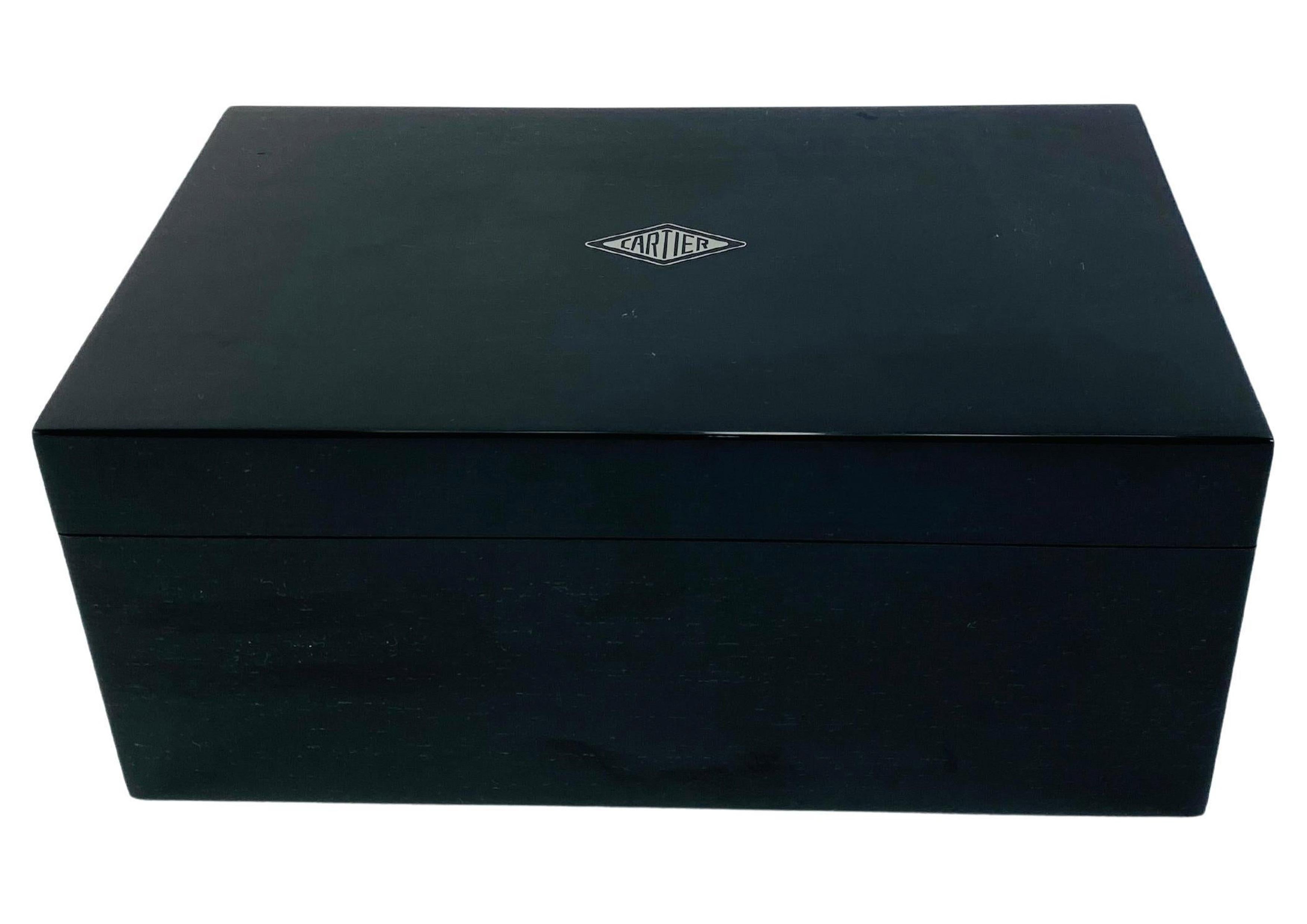 Francese Cartier Scatola per orologi laccata nera con interno in pelle scamosciata grigia e finiture cromate in vendita