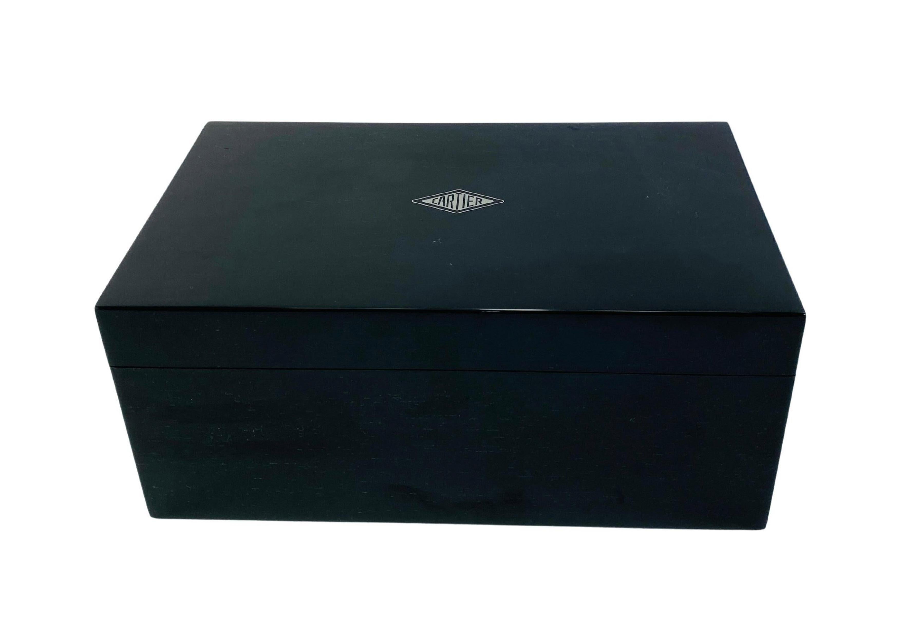 Cartier Scatola per orologi laccata nera con interno in pelle scamosciata grigia e finiture cromate In condizioni buone in vendita a Reading, Berkshire