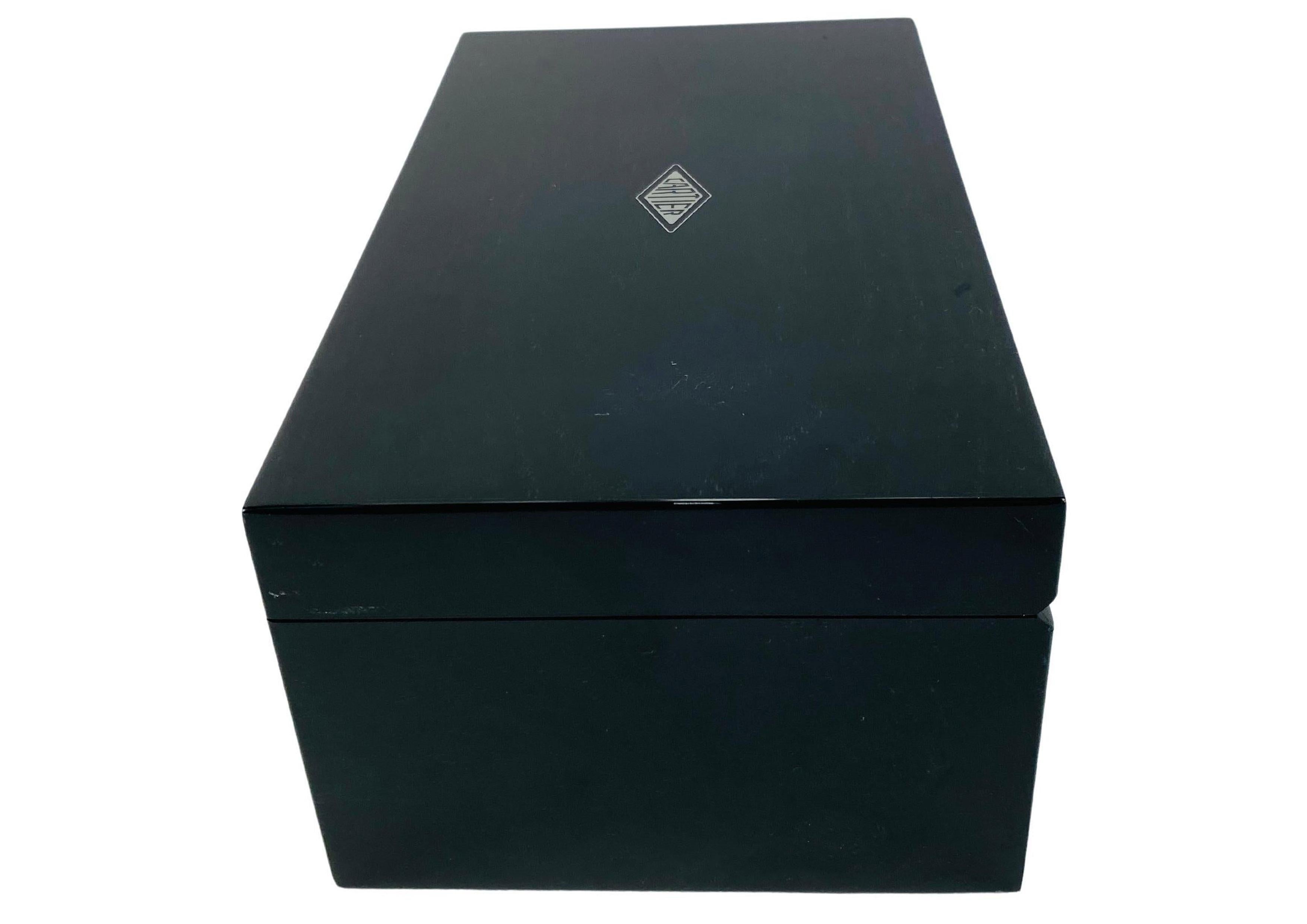 XXI secolo e contemporaneo Cartier Scatola per orologi laccata nera con interno in pelle scamosciata grigia e finiture cromate in vendita