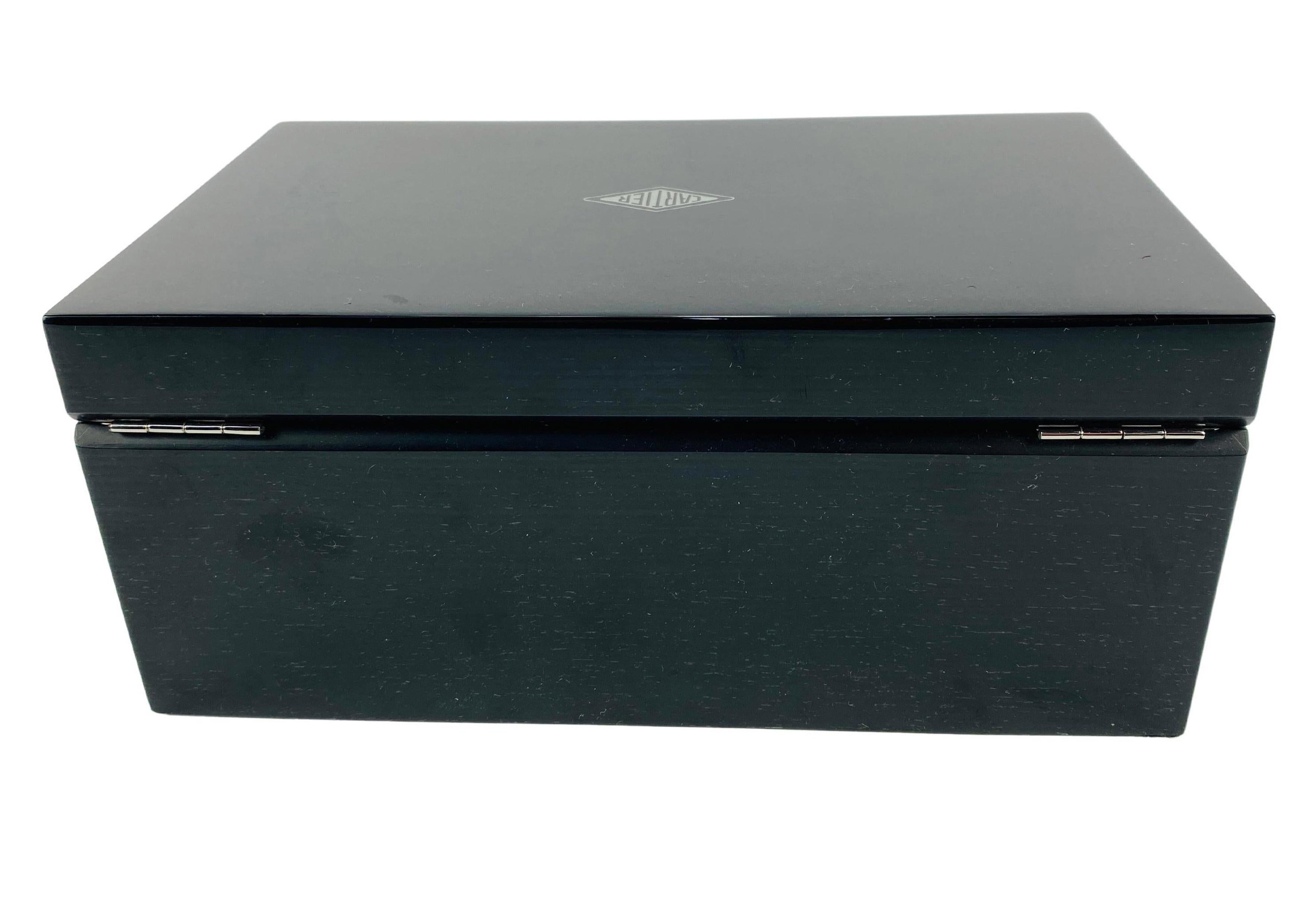 Acciaio Cartier Scatola per orologi laccata nera con interno in pelle scamosciata grigia e finiture cromate in vendita