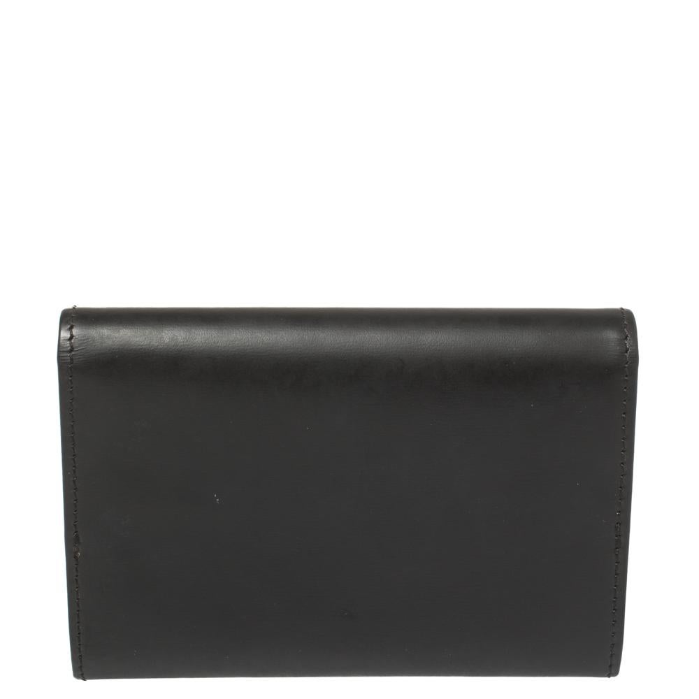 Showcasing an exclusive design from Cartier, this card holder makes for a convenient accessory. Featuring a black leather construction, this cardholder flaunts a silver-tone brand logo detailing on the front and comes equipped with a leather