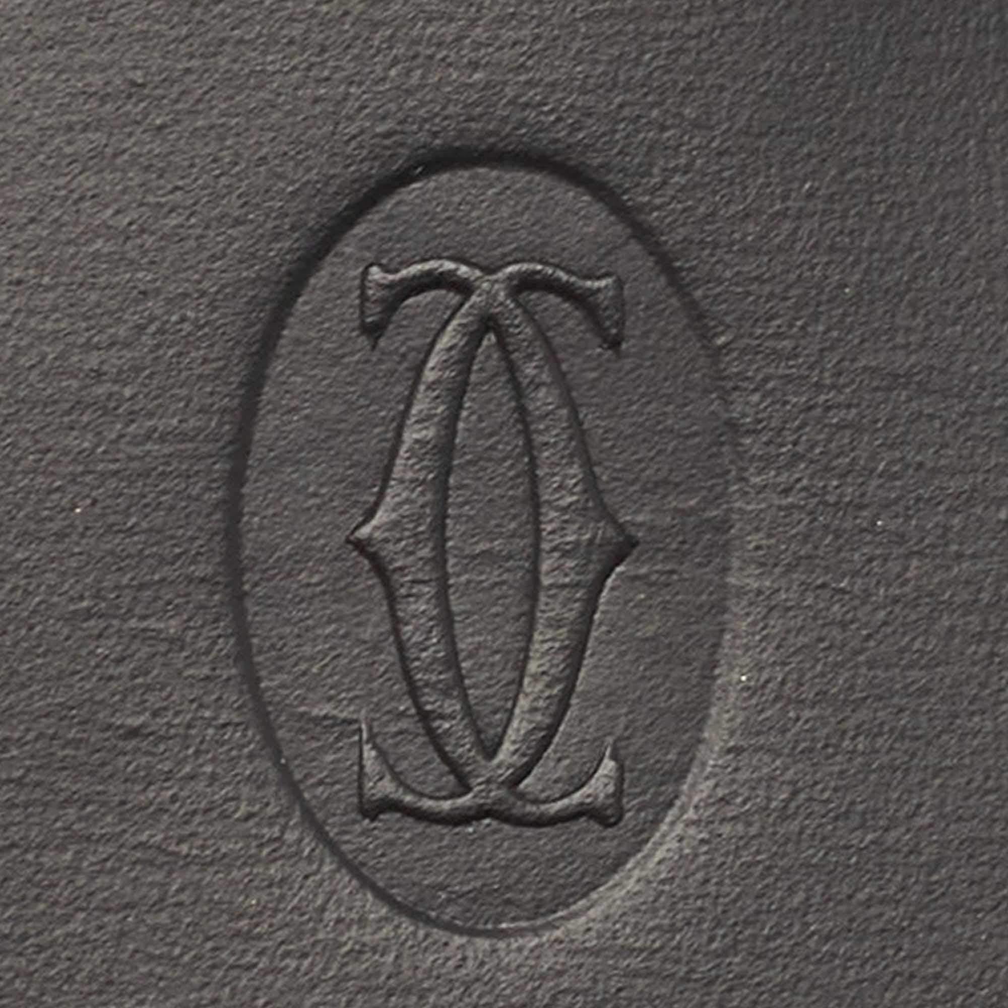 Le porte-stylo Cartier est un accessoire luxueux conçu pour ranger et protéger élégamment vos instruments d'écriture. Fabriqué en cuir noir de première qualité, il est doté d'une fermeture à rabat pour un rangement sécurisé et d'un design élégant et