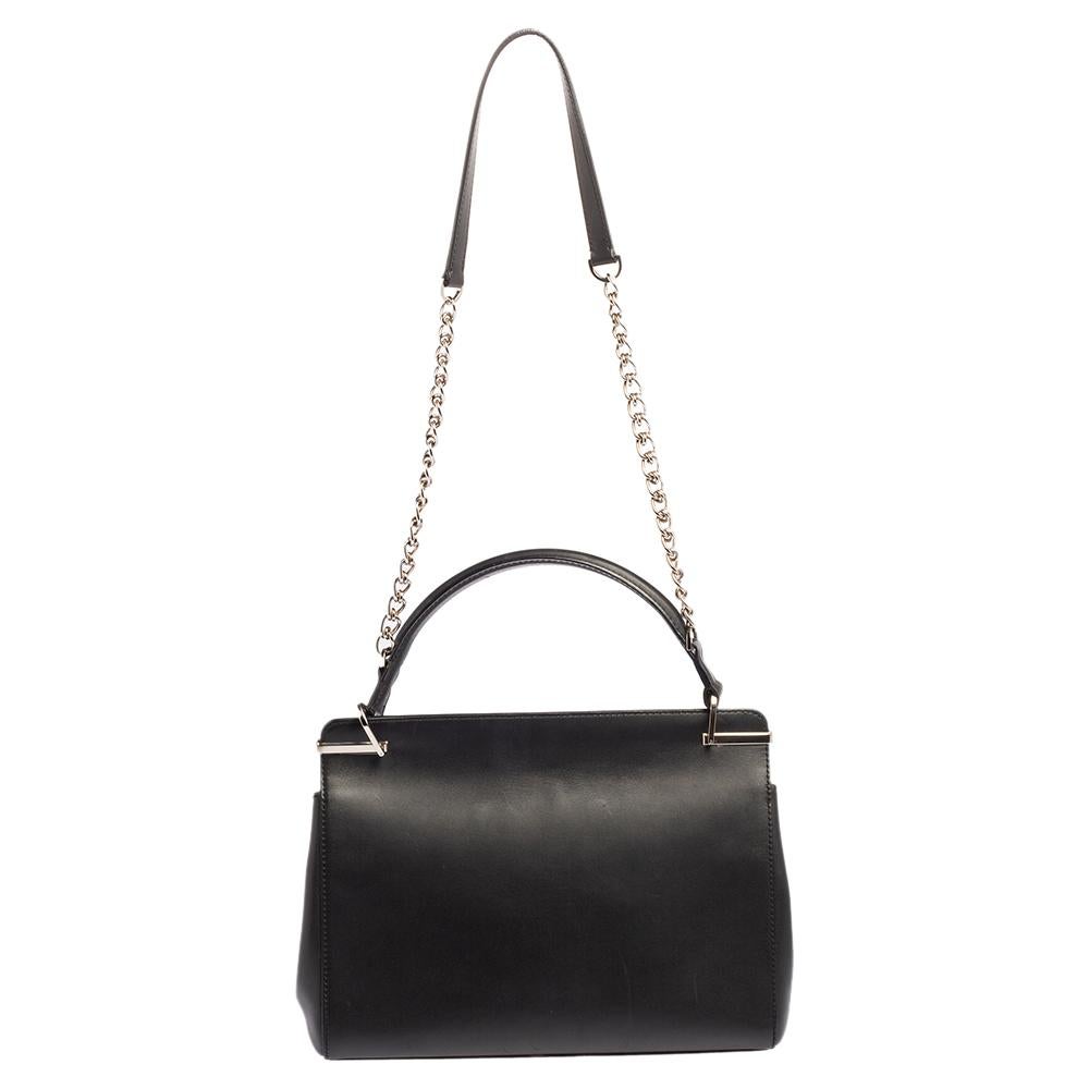 Diese Tasche von Cartier mit ihrem eleganten Design eignet sich sowohl für die Arbeit als auch für den Abend. Sie ist aus Leder gefertigt und verfügt über eine Frontklappe mit goldfarbenen Beschlagdetails. Das Innere der Tasche ist mit Wildleder