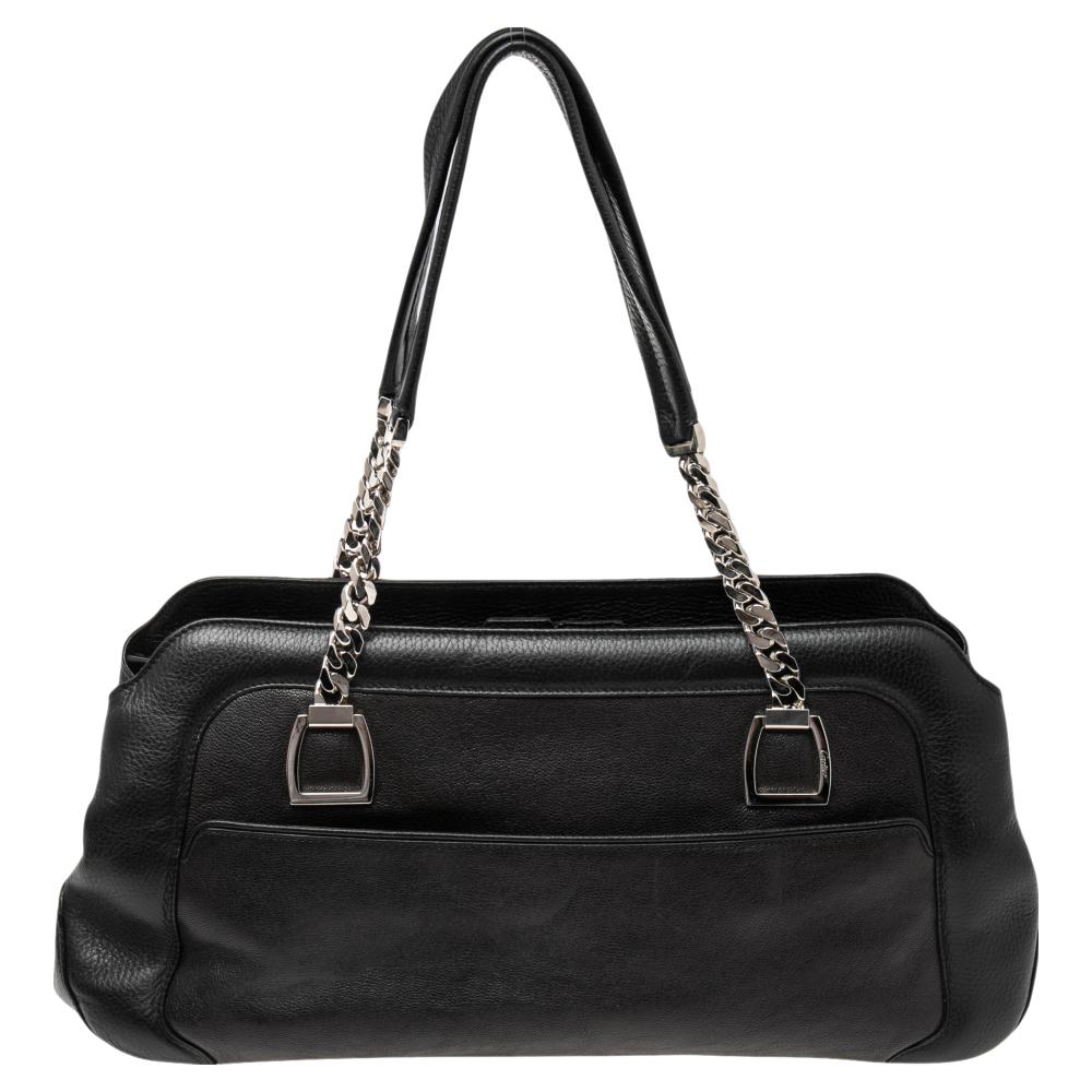 This La Dona bag from Cartier is gorgeous. The black beauty is crafted from leather and flaunts a distinctive style. Equipped with dual handles, the bag features a pocket on the front. The top closure opens to a fabric-lined interior and the bag is