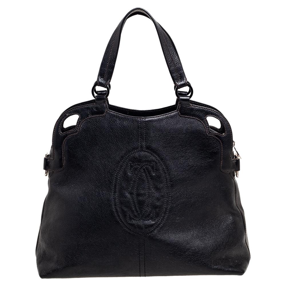 This Cartier beauty arrives in a gorgeous shape and design. It has a leather body with logo detailing and two handles on top. The zipper secures the fabric interior and overall, the bag looks ready to lift your classic style.

