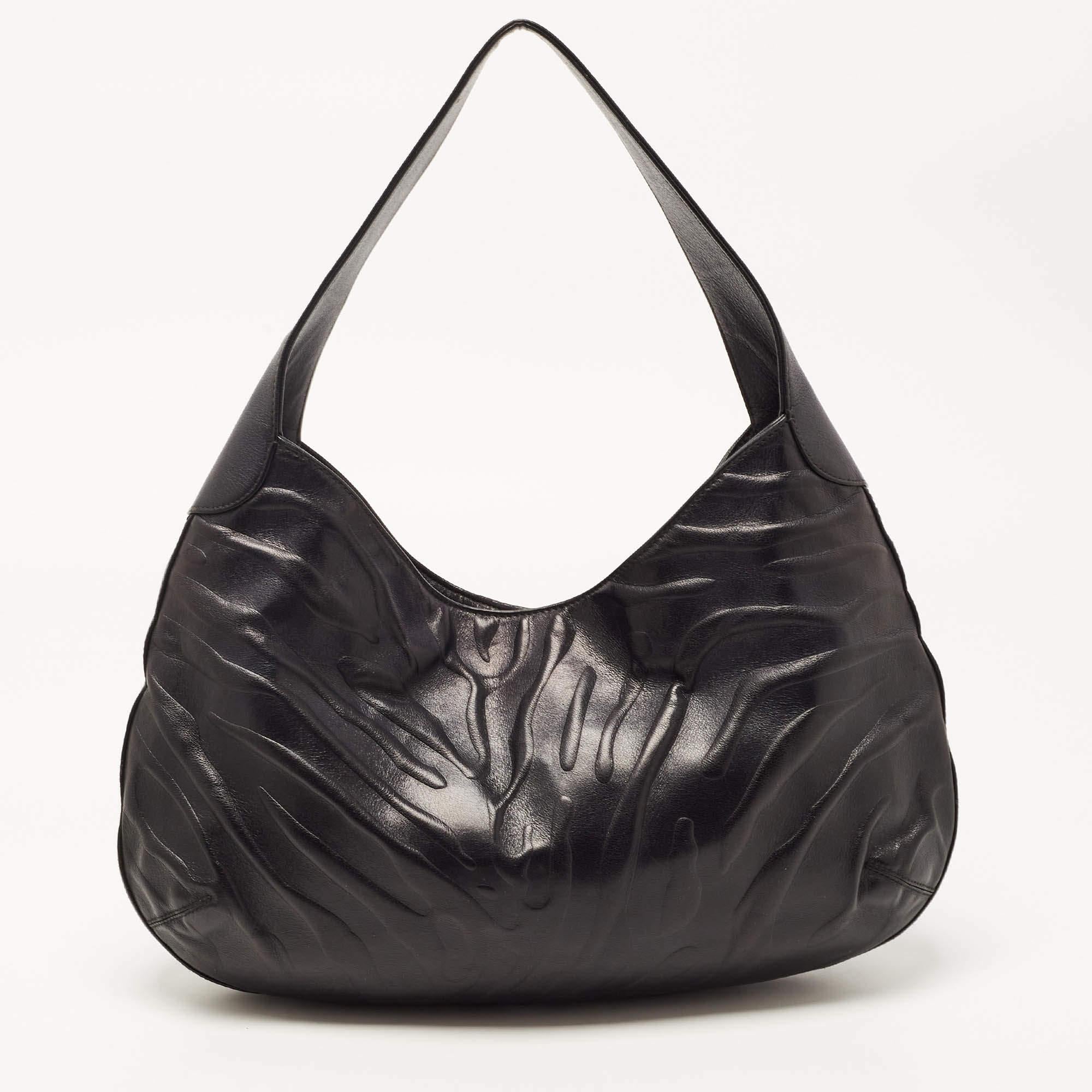 Designer bags are ideal companions for ample occasions! Here we have a fashion-meets-functionality piece crafted with precision. It has been equipped with a well-sized interior that can easily fit all your essentials.

