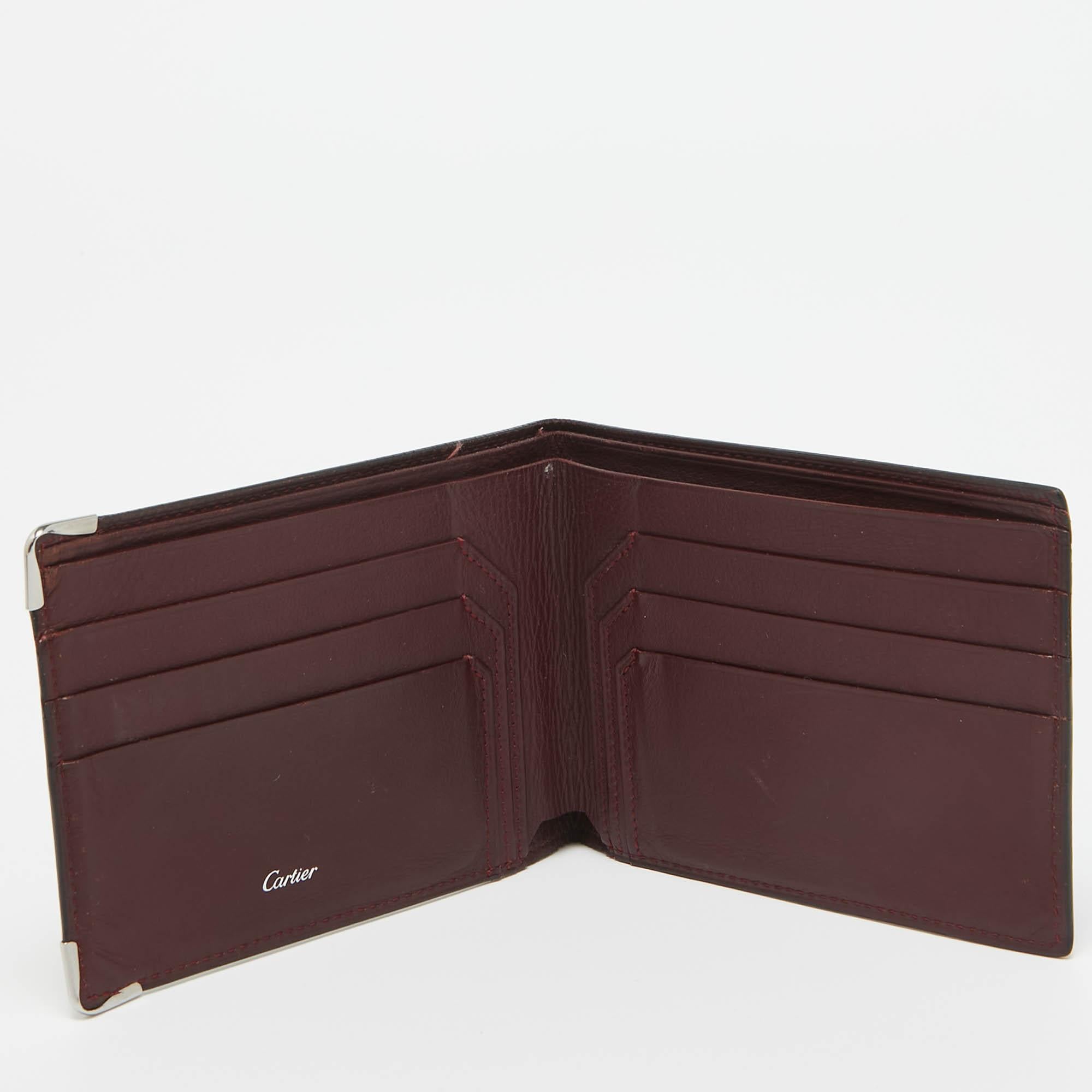 This classy Cartier wallet brings along a touch of luxury and immense style. It comes perfectly crafted to neatly carry your cards and cash.