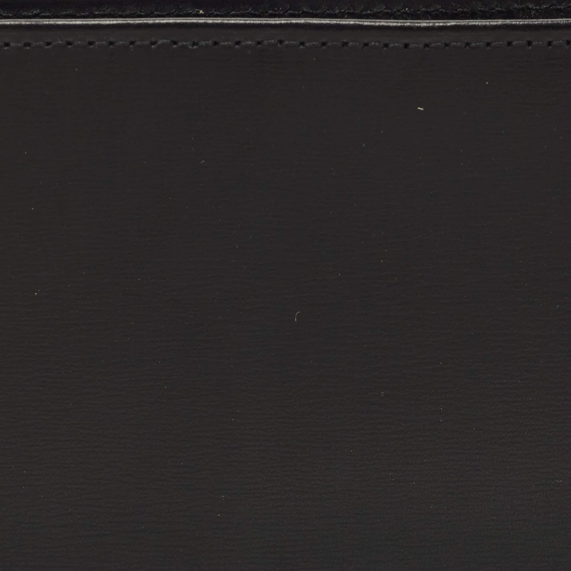 Dieses authentische Cartier Portemonnaie für Männer hat ein luxuriöses Aussehen. Sie ist aus schwarzem Leder als Bifold gefertigt und mit Fächern und mehreren Schlitzen ausgestattet, um Ihre Karten und Ihr Bargeld ordentlich zu verstauen.

