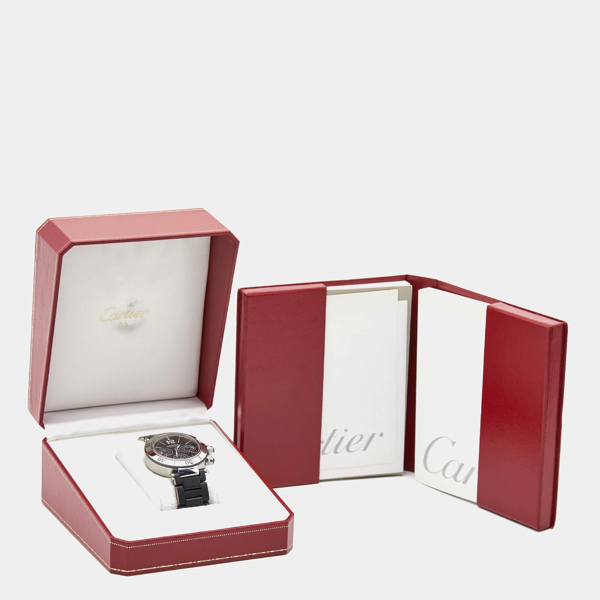 Diese feine Pasha Seatimer Armbanduhr von Cartier begleitet Sie mit Leichtigkeit und luxuriösem Stil. Die Automatikuhr ist aus hochwertigen Materialien gefertigt und zeichnet sich durch Langlebigkeit und Funktionalität aus. Sie hat ein Gehäuse aus