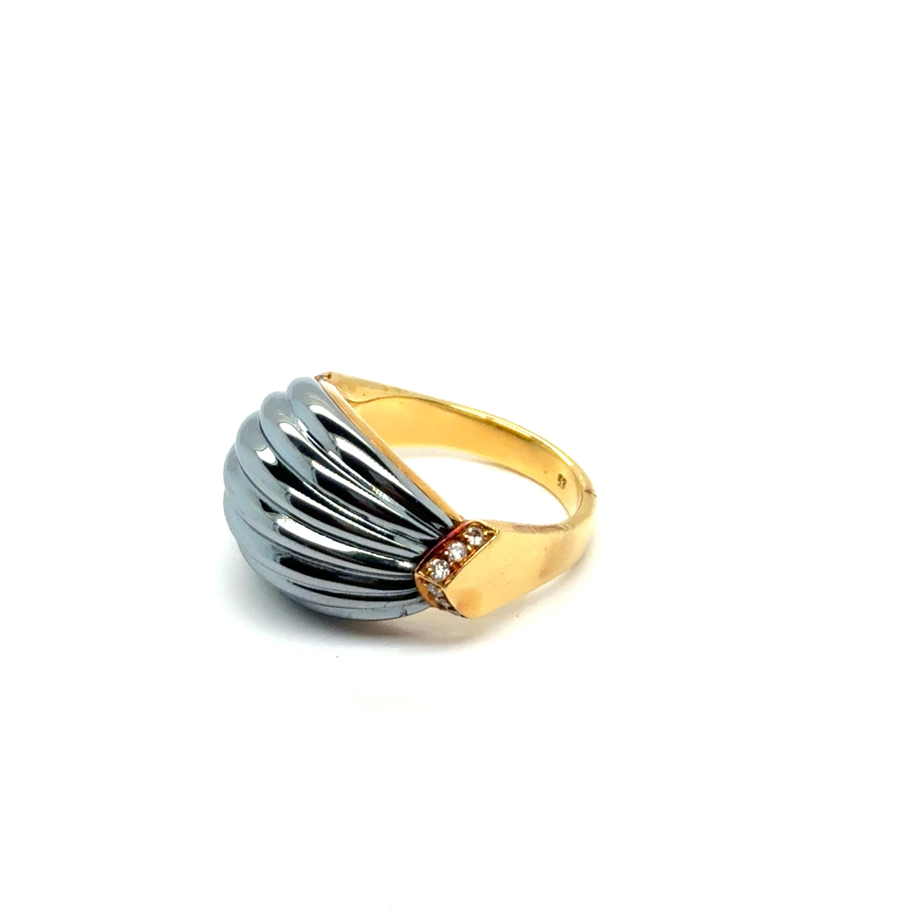 da uomo o donna Cartier Bombe Ring with Hematite and Diamonds in 18 Karat Yellow Gold in vendita