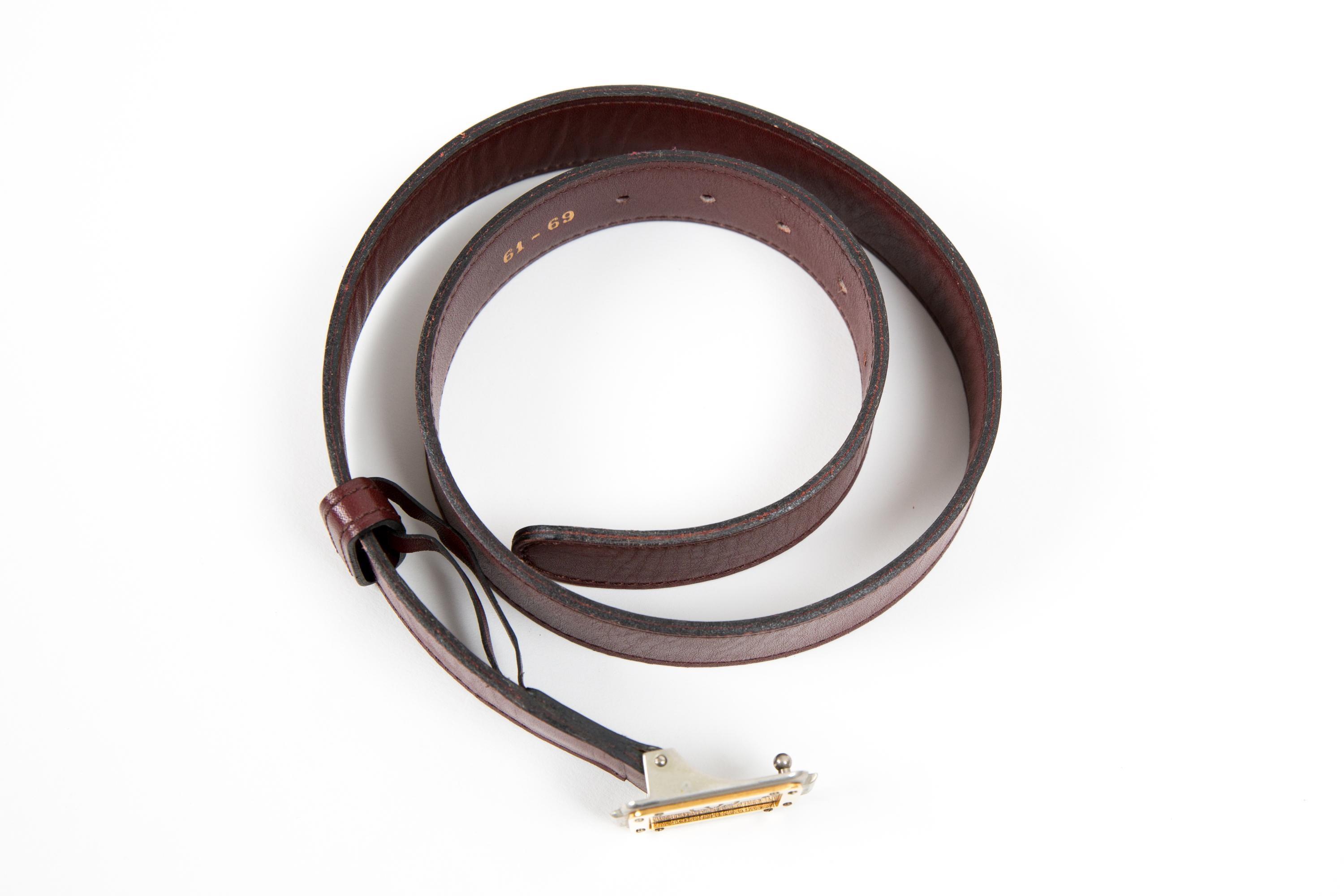 Cintura in pelle bordeaux di Cartier con fibbia con logo in metallo color oro e argento, logo interno. 
Circa anni 2000 
Dimensione: 65FR 
Prodotto in Francia. In buone condizioni vintage. 
Lunghezza: 30.7in (78cm)
Larghezza: 1,18 pollici (3 cm)