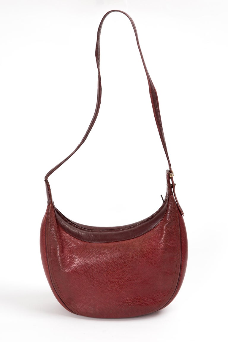 Bolso Crossbody de piel burdeos Cartier en venta en 1stDibs España