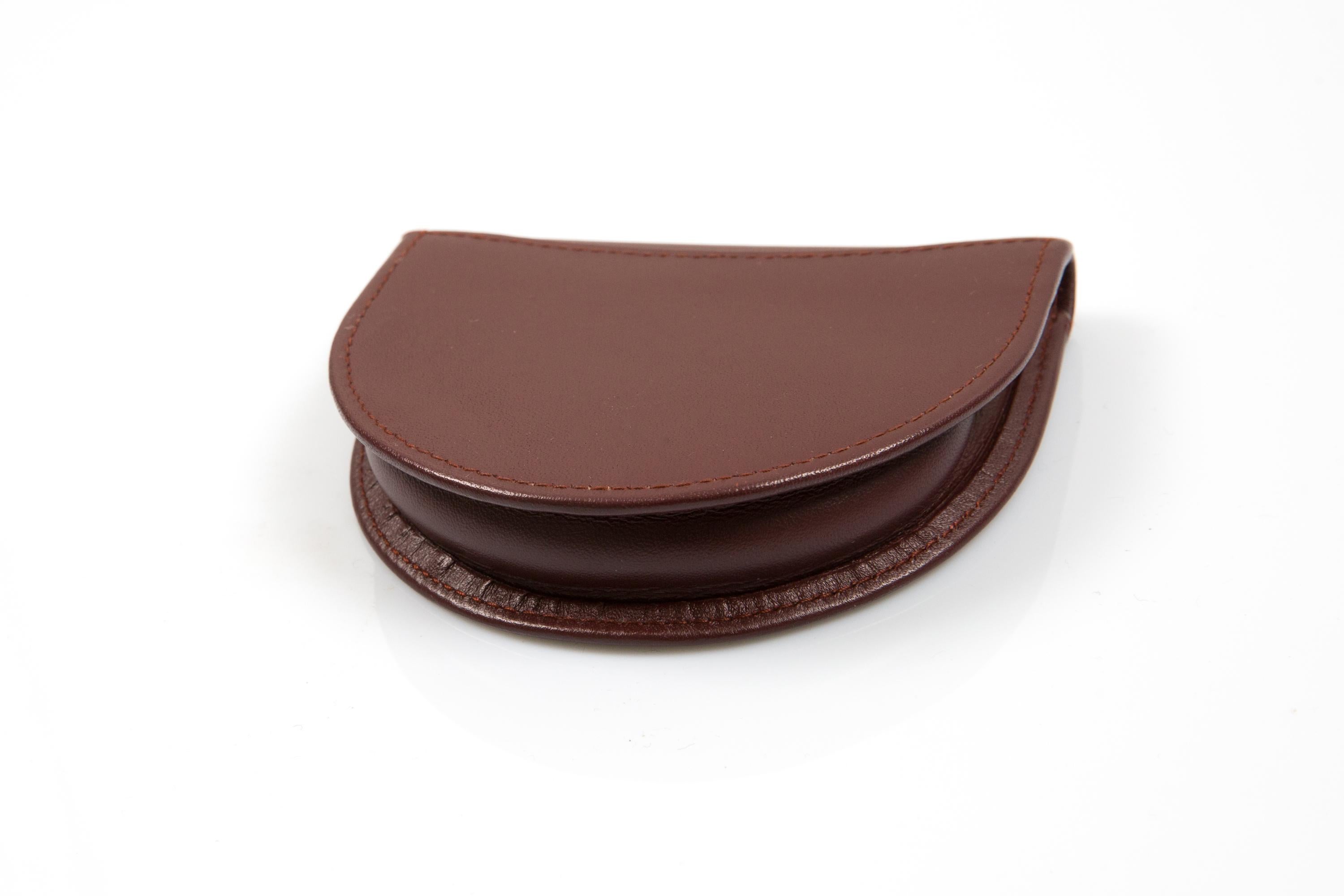 Marron Étui à pièces de monnaie demi-lune en cuir bordeaux de Cartier en vente