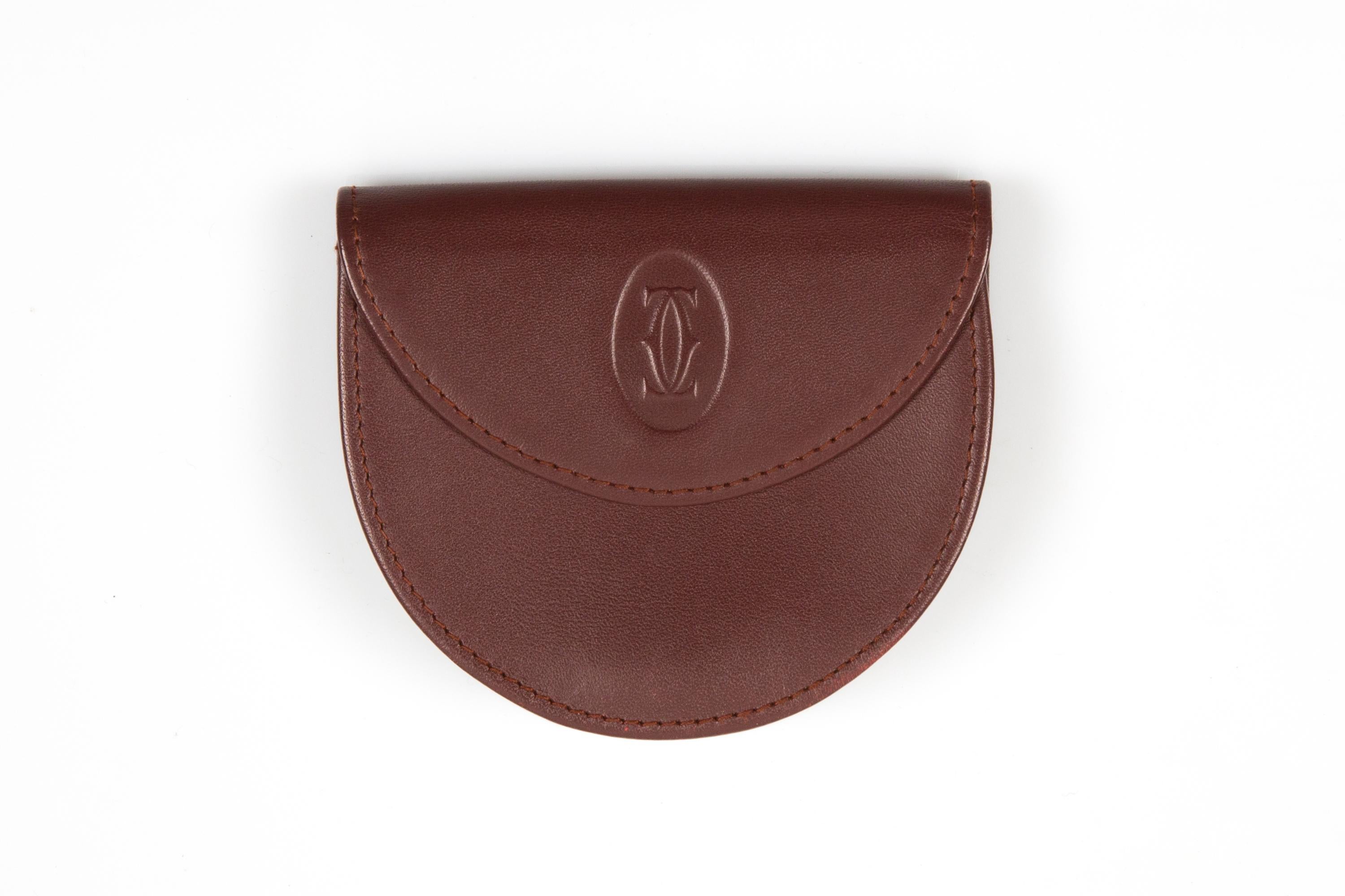 Étui à pièces de monnaie demi-lune en cuir bordeaux de Cartier en vente 2