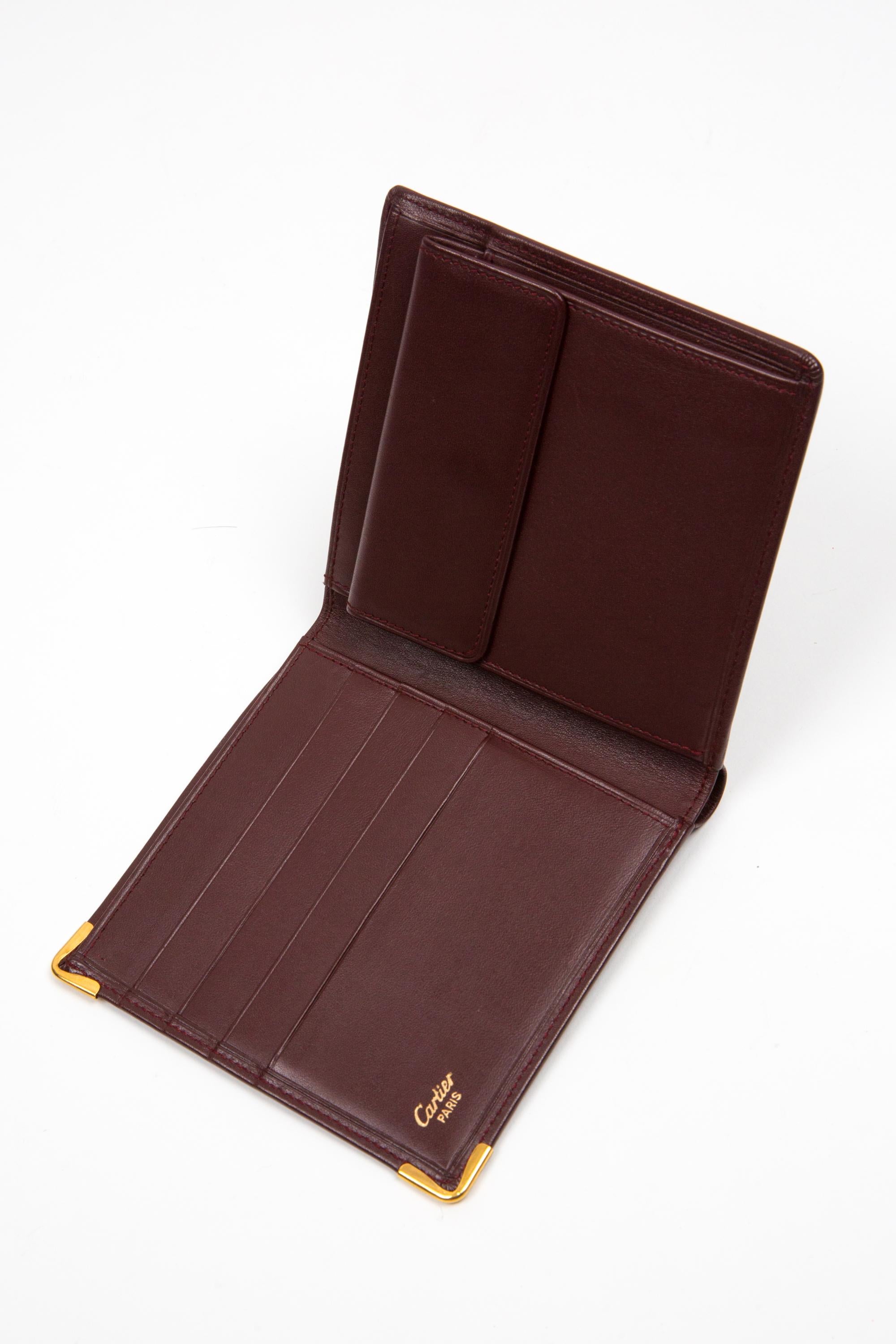 Cartier Bordeaux Leder Medium Quadratisches Portemonnaie Medium im Zustand „Gut“ im Angebot in Paris, FR