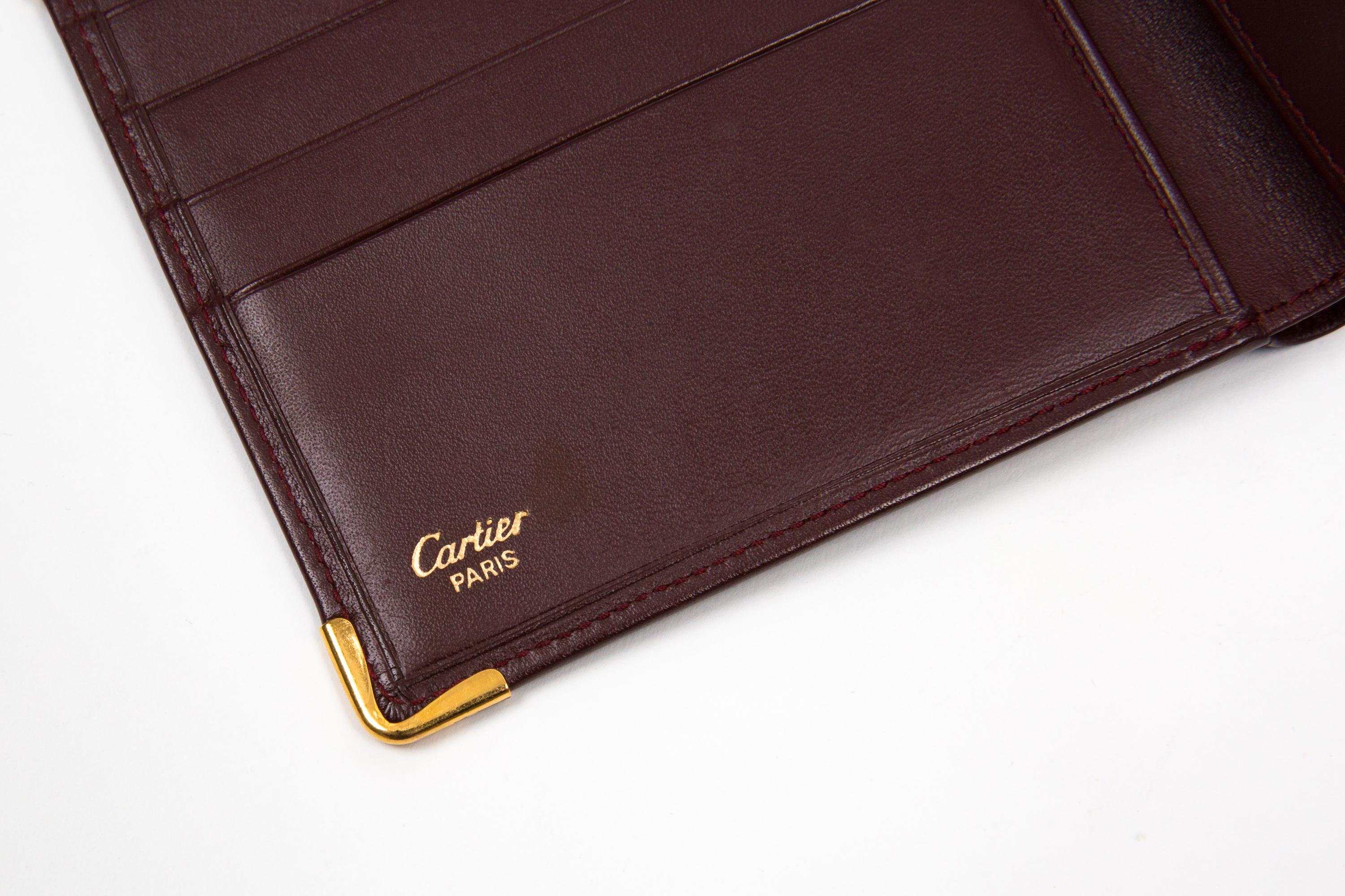 Cartier Bordeaux Leder Medium Quadratisches Portemonnaie Medium für Damen oder Herren im Angebot